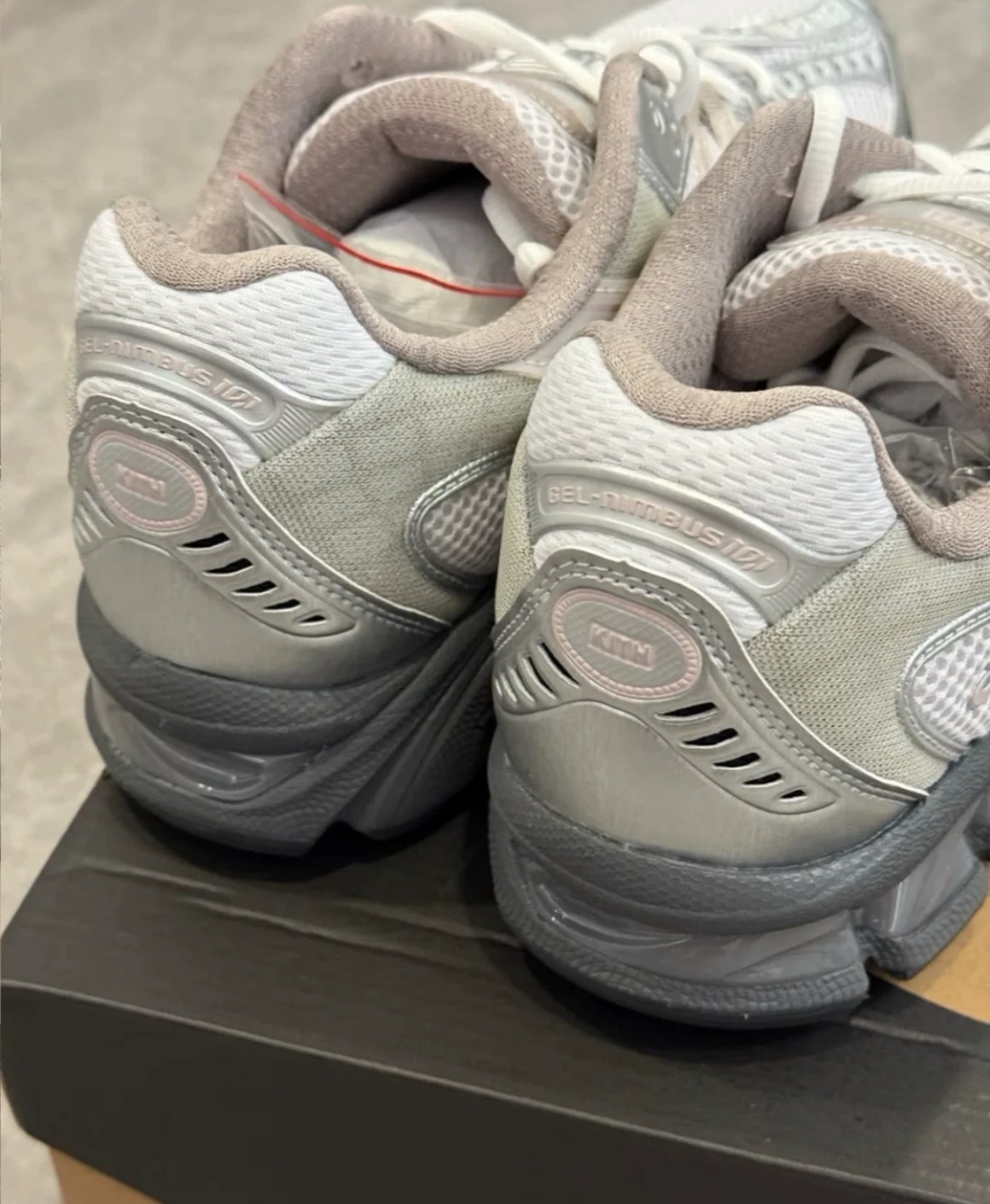 KITH X Asics GEL-Nimbus 10.1白米銀慢跑鞋✨ 男女同款舒適耐磨款 Aug25