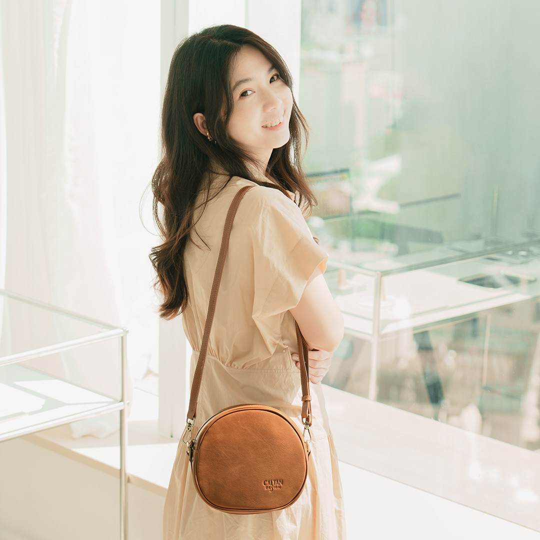 真皮圓形大容量斜背包-兩色(234030)