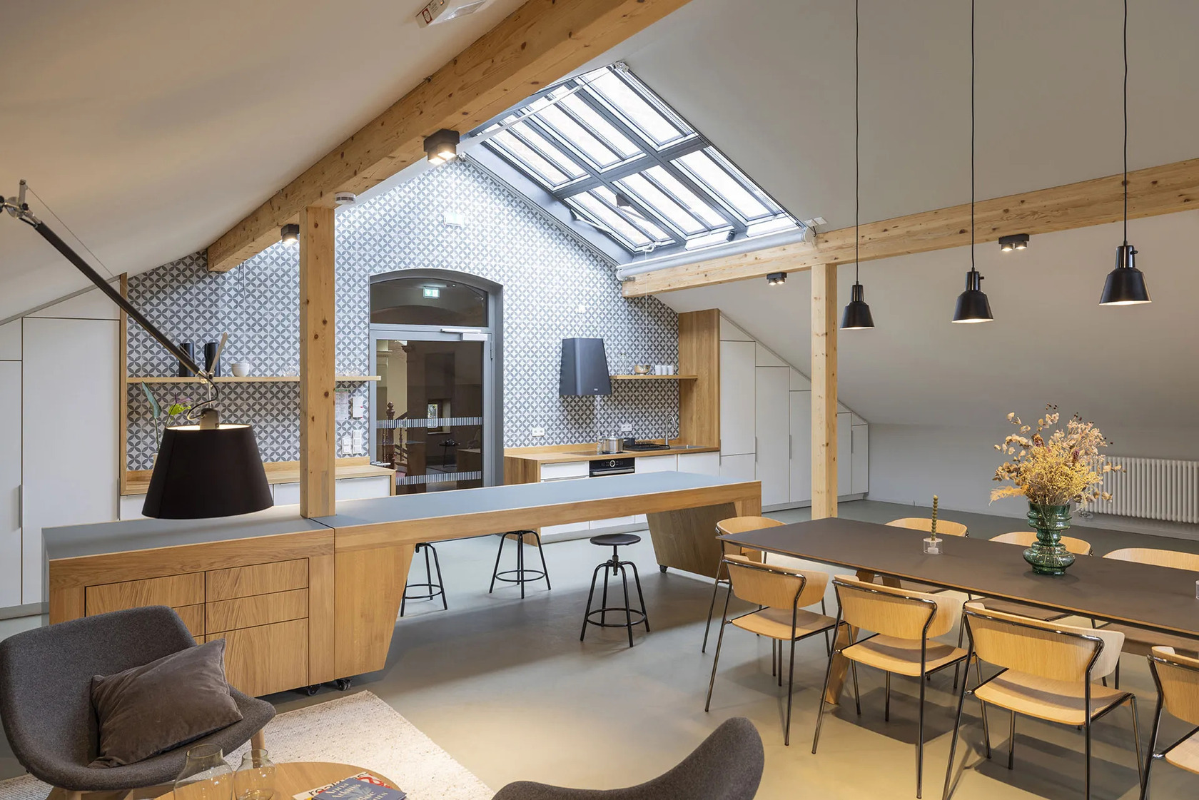 Lisa Wood 扶手款,金屬椅腳,木材坐面及椅背,適合北歐風木頭材質裝潢空間。