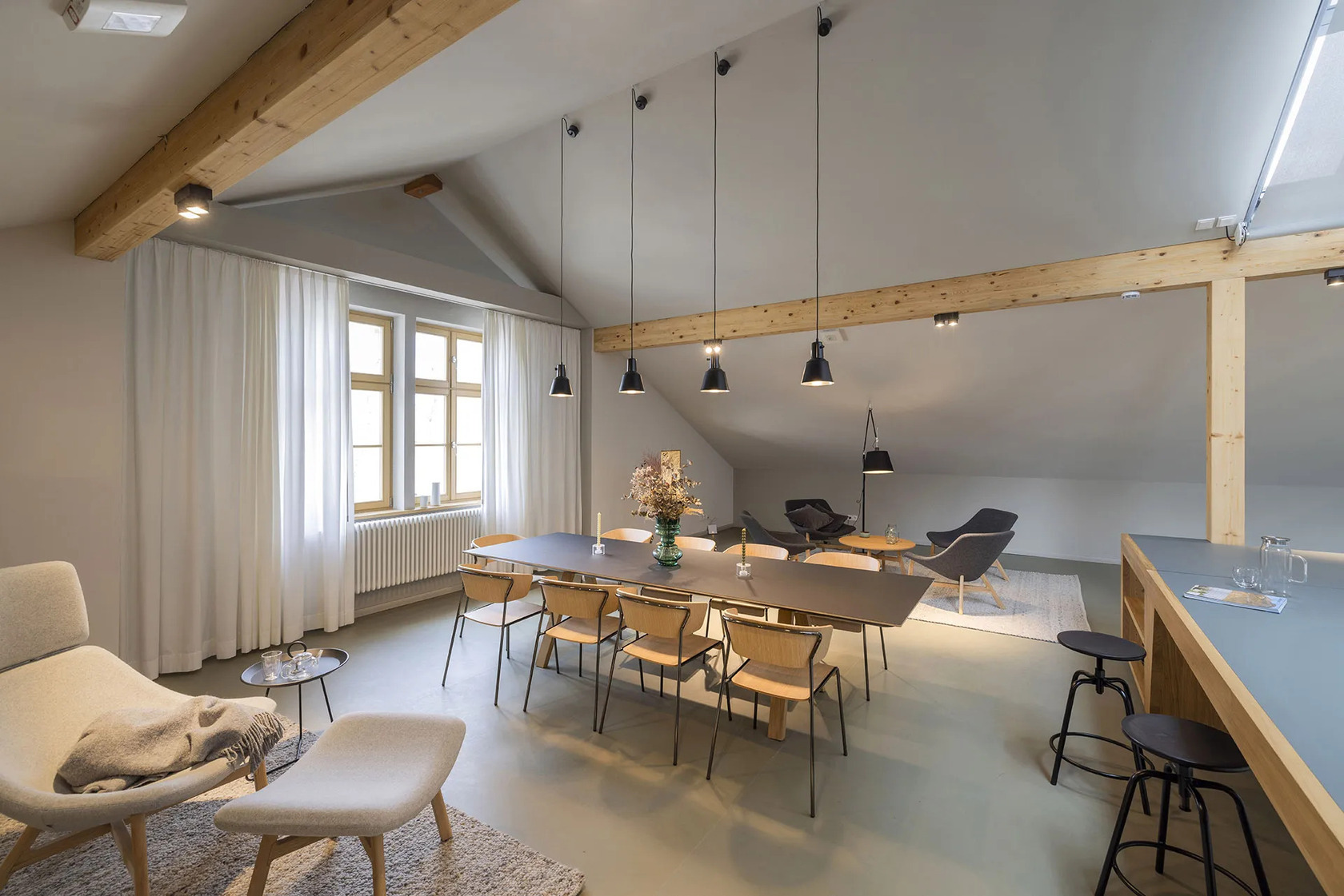 Lisa Wood 扶手款,木材坐面及椅背,簡單素雅,卻又透露出高級質感。