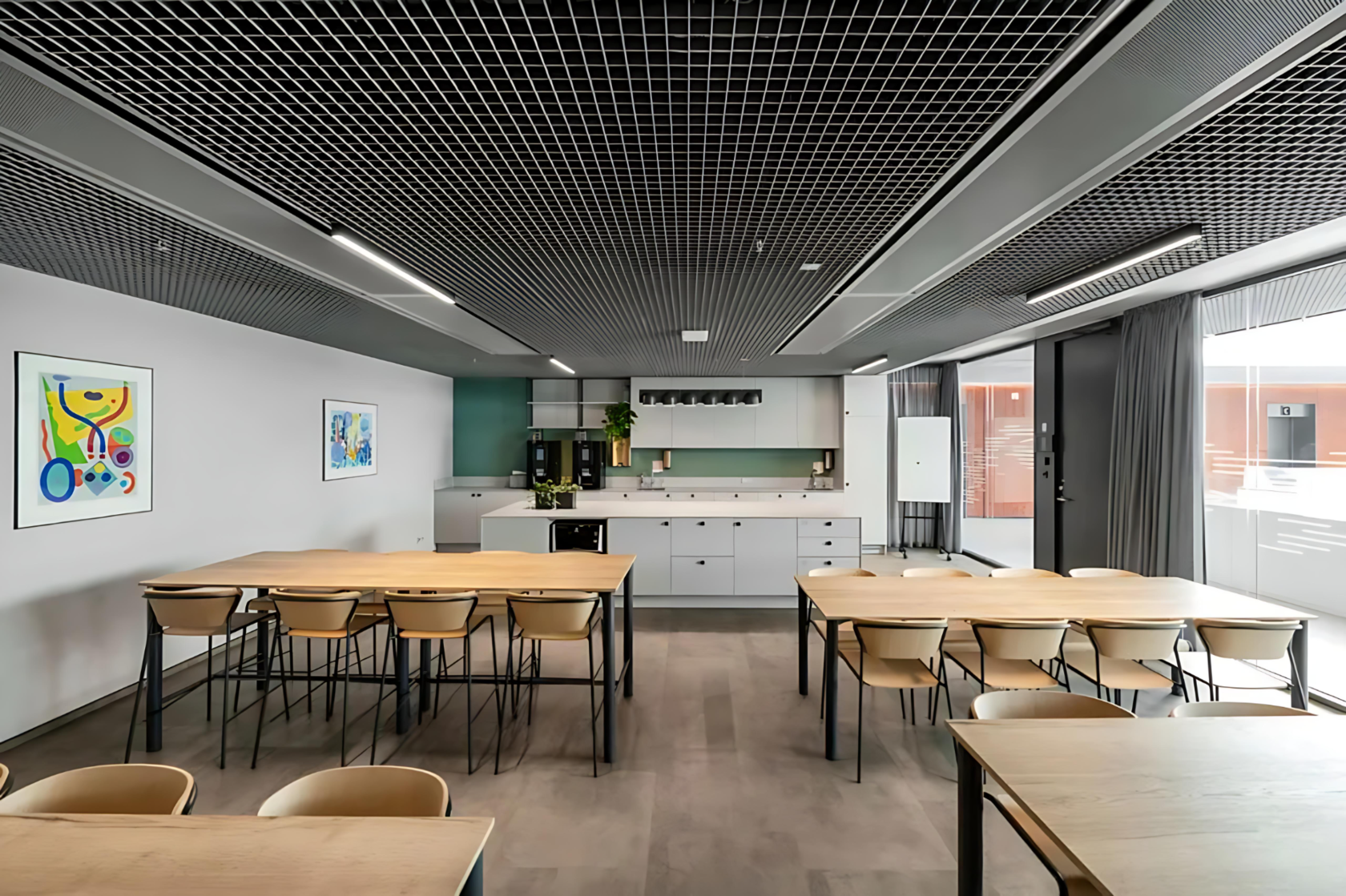 Lisa Wood 扶手款,木材坐面及椅背,搭配木質桌面,使空間呈現整齊的一致性風格。