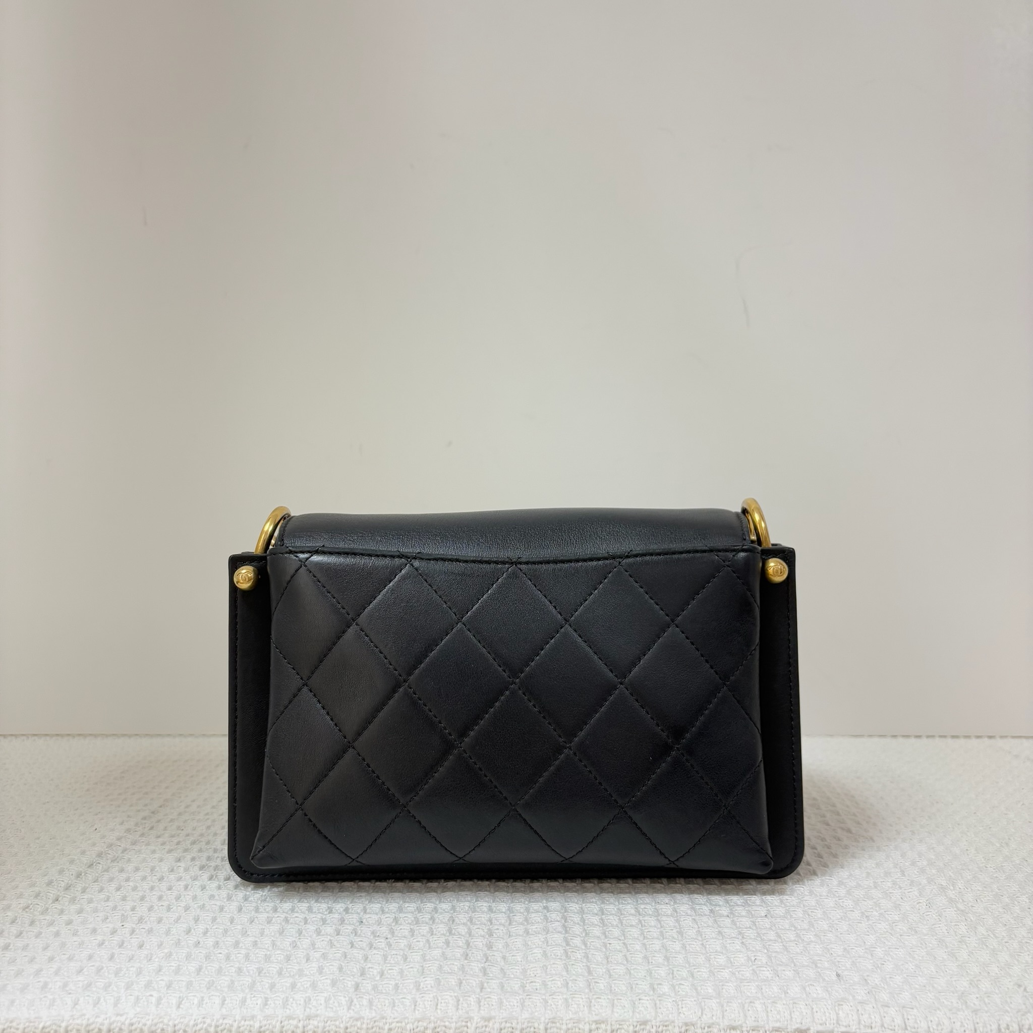Chanel CC Shoulder Bag - Black / Ghw