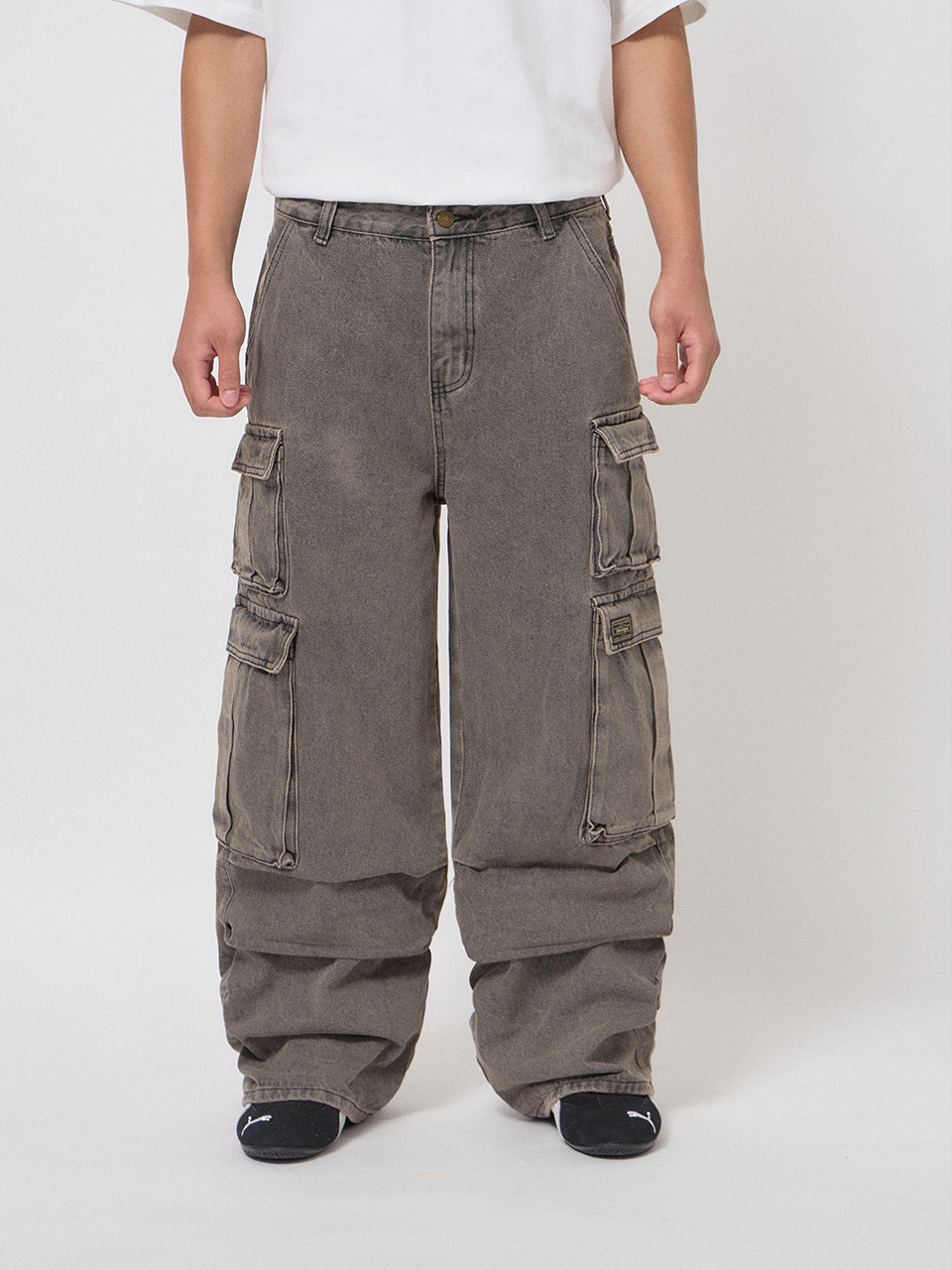 多口袋寬版工裝牛仔褲
