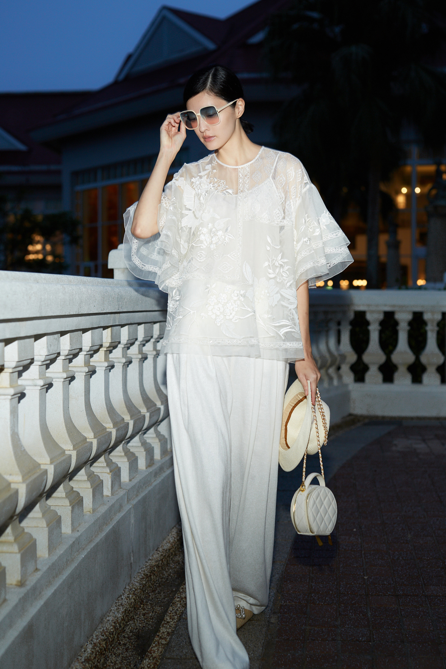 BD10069A1 新藝術花園刺繡蕾絲拼花傘擺女衫 (高訂款)