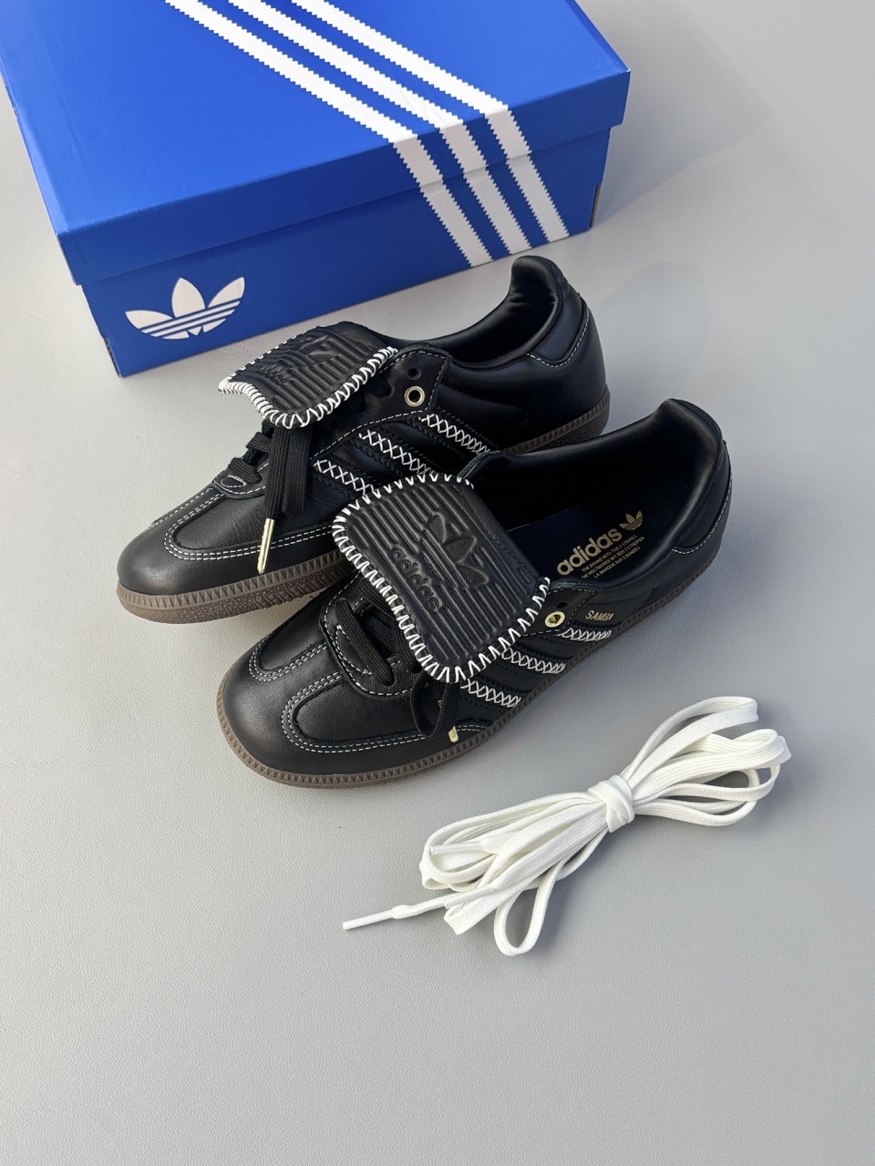 ADIDAS SAMBA LT 黑色 交叉縫線 外縫線 翻蓋鞋舌 外翻 焦糖底 男鞋 JQ7087 / 預購