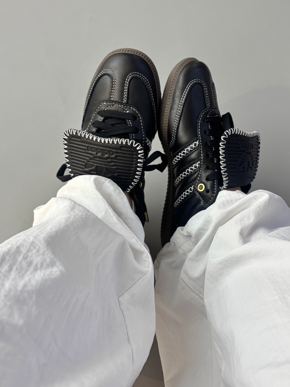 ADIDAS SAMBA LT 黑色 交叉縫線 外縫線 翻蓋鞋舌 外翻 焦糖底 男鞋 JQ7087 / 預購