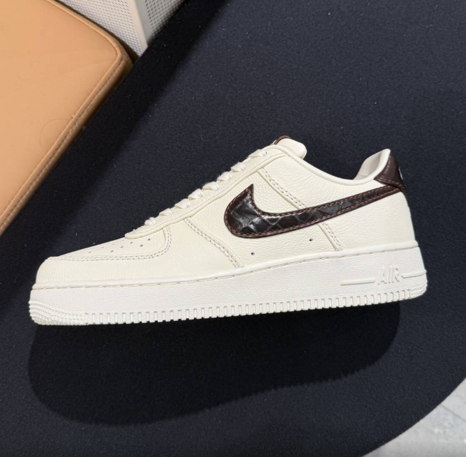 NIKE / NIKE AIR FORCE 1 07 運動鞋 / 白色 / AUG25