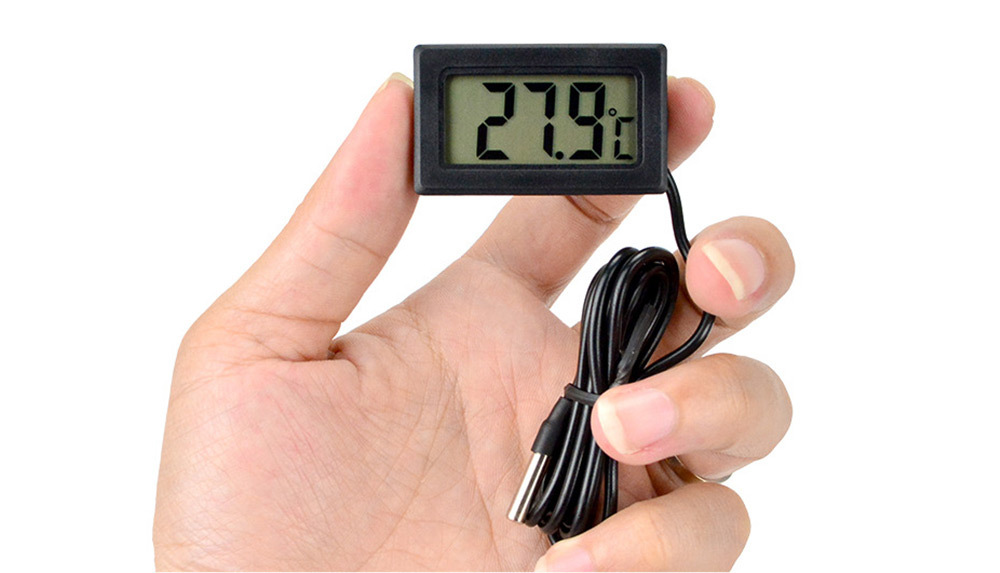 它支援測量汽車內外、空調房間、冰箱內外等多種環境,滿足日常生活中多元溫度需求,是居家與戶外必備的溫度測量工具