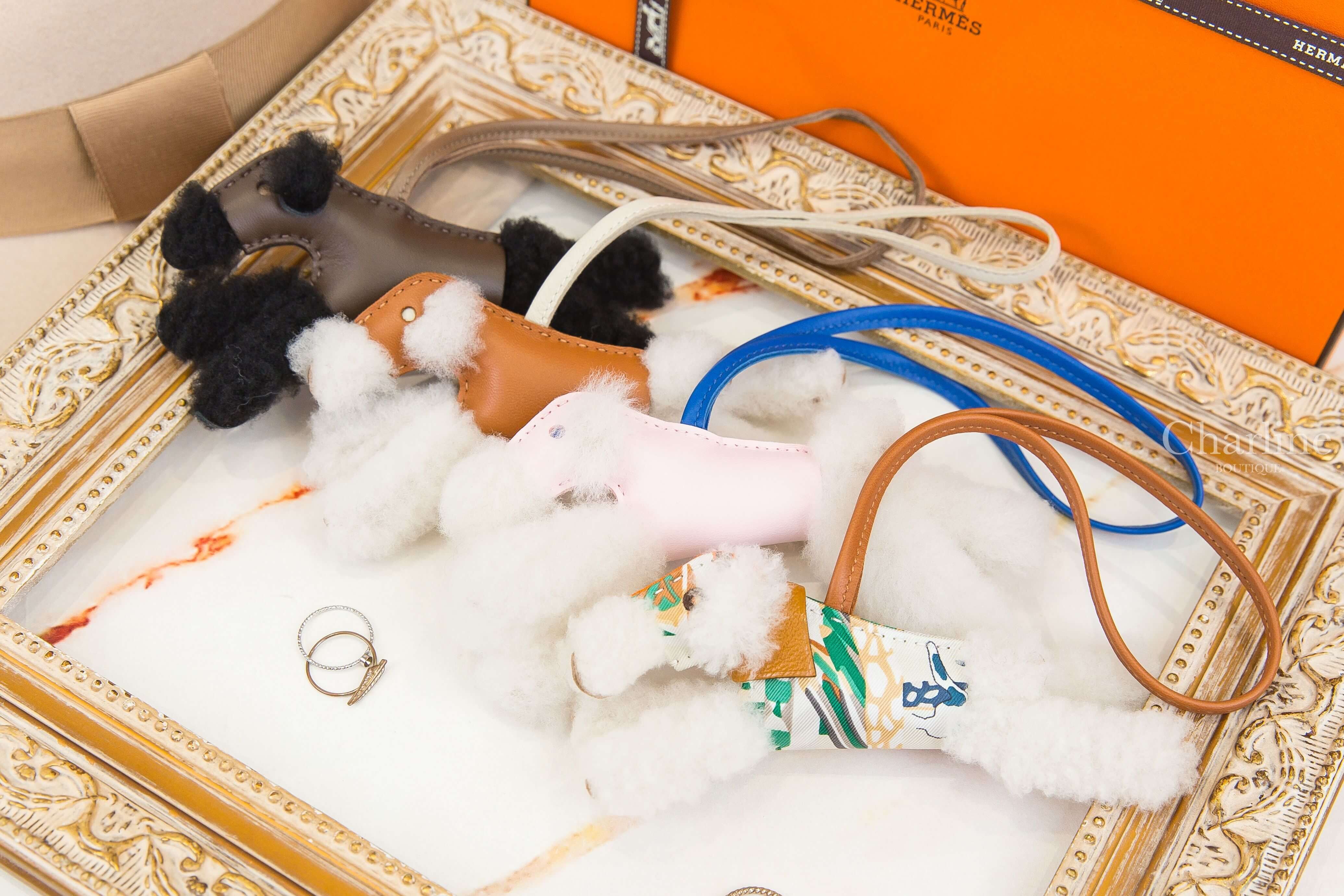 Hermès Budy 戀愛粉/法國藍羊毛獵狐梗犬吊飾,巧克力色/大象灰/黑色羊毛獵狐梗犬吊飾,焦糖色/奶昔白羊毛獵狐梗犬吊飾,焦糖色羊皮掛繩/彩色真絲衣服羊毛獵狐梗犬吊飾-Charline Boutique 精品代購