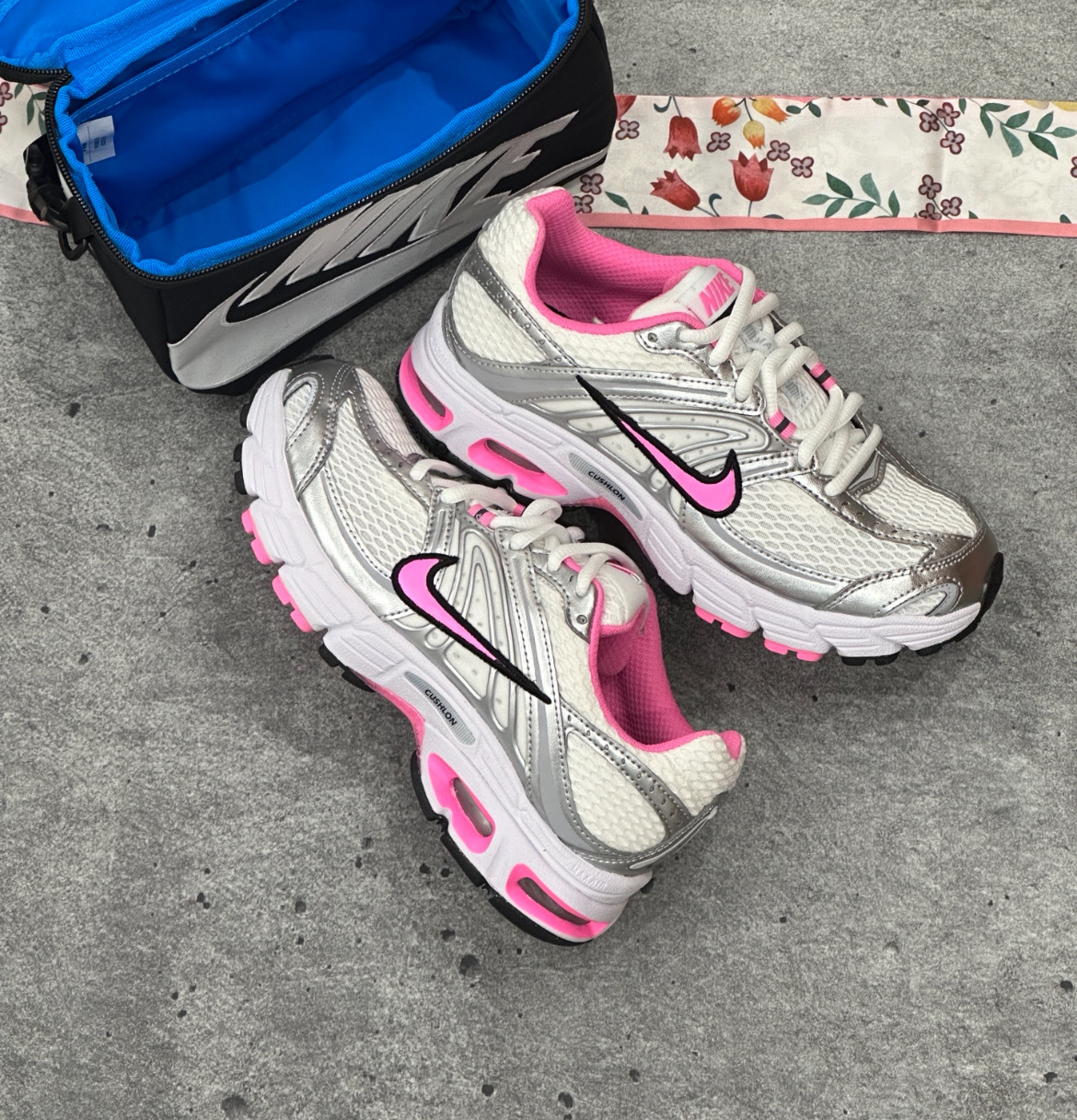 女鞋 NIKE W AIR MAX MOTO 2K 銀粉 復古 透氣 緩震 氣墊 運動 休閒鞋【HQ2056-101】