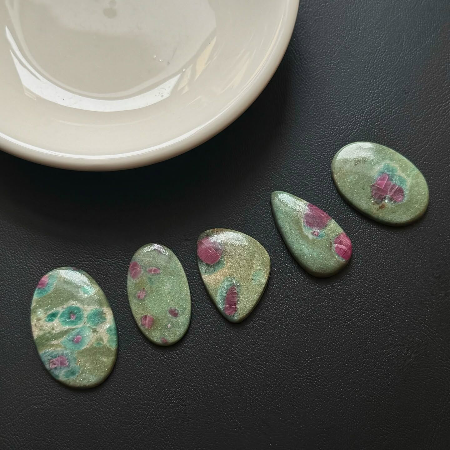 [原石] 紅寶鉻雲母 水晶蛋面