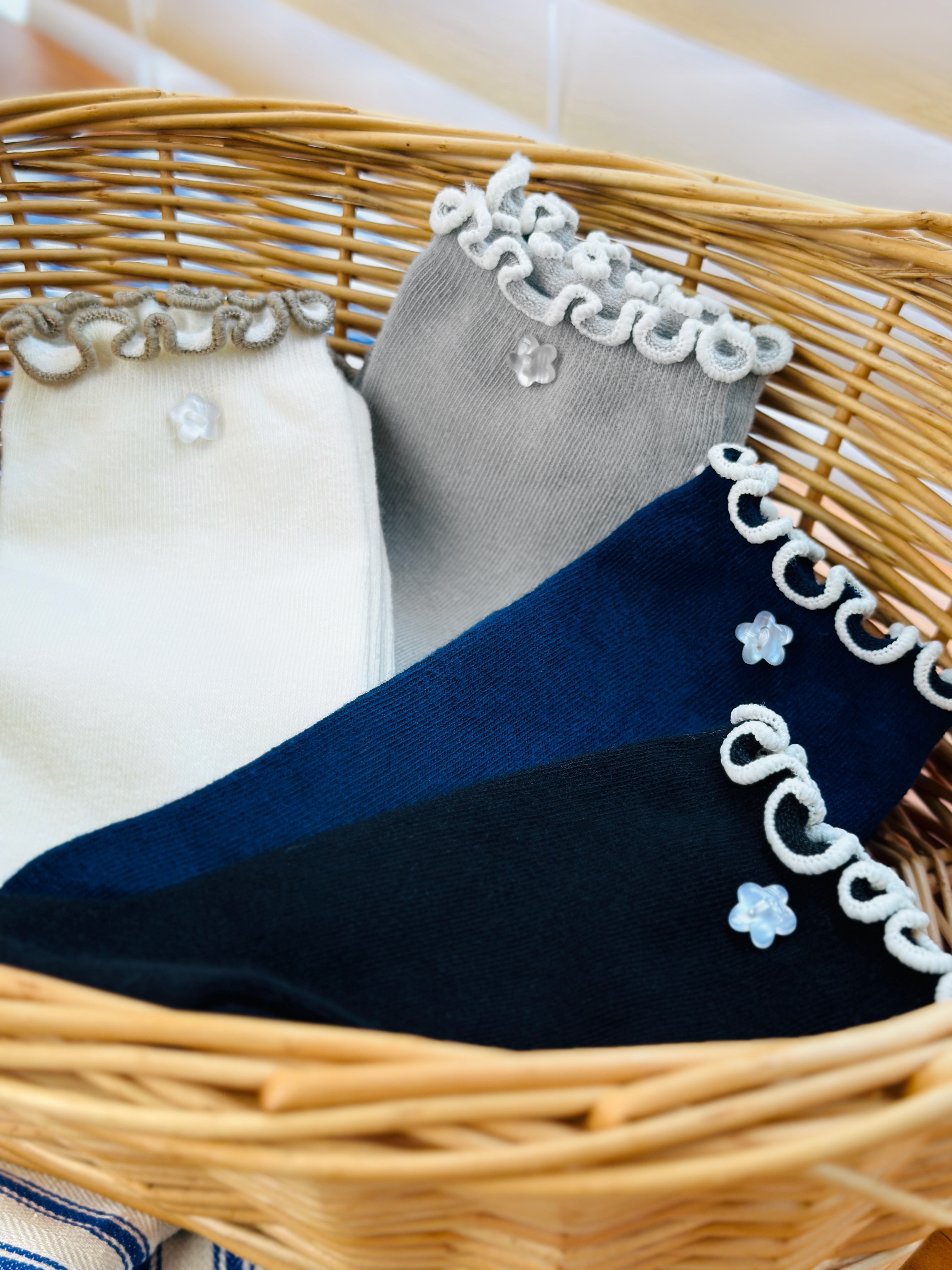 【$148@3對💛】小花鈕扣木耳滾邊襪子／Flower Button Ruffle Edge Socks (可混款)