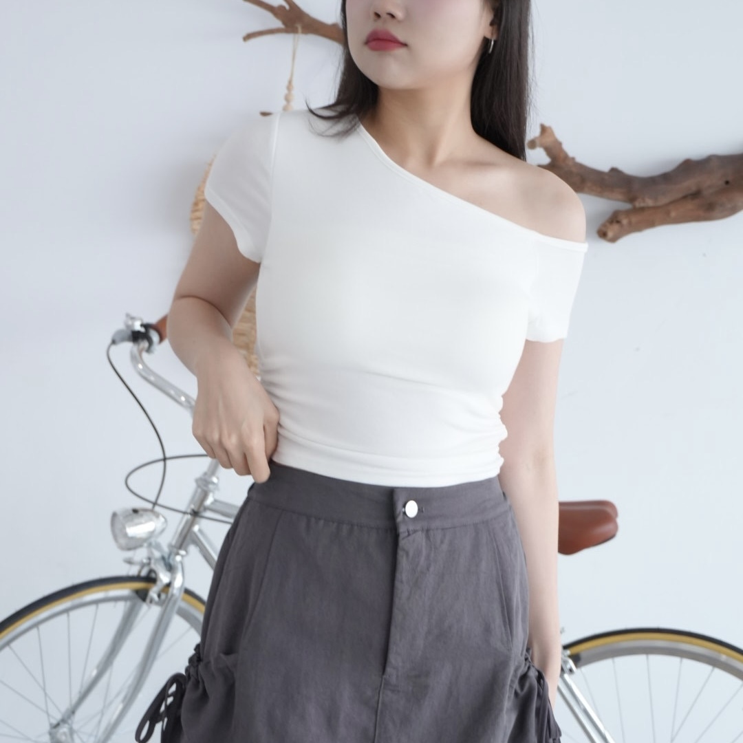 斜肩罩杯抓皺短T
