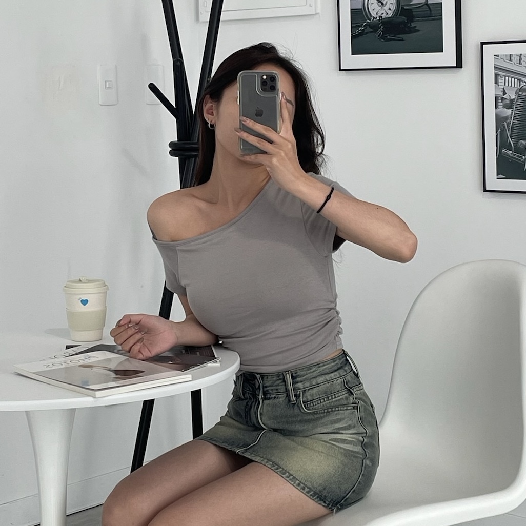 斜肩罩杯抓皺短T