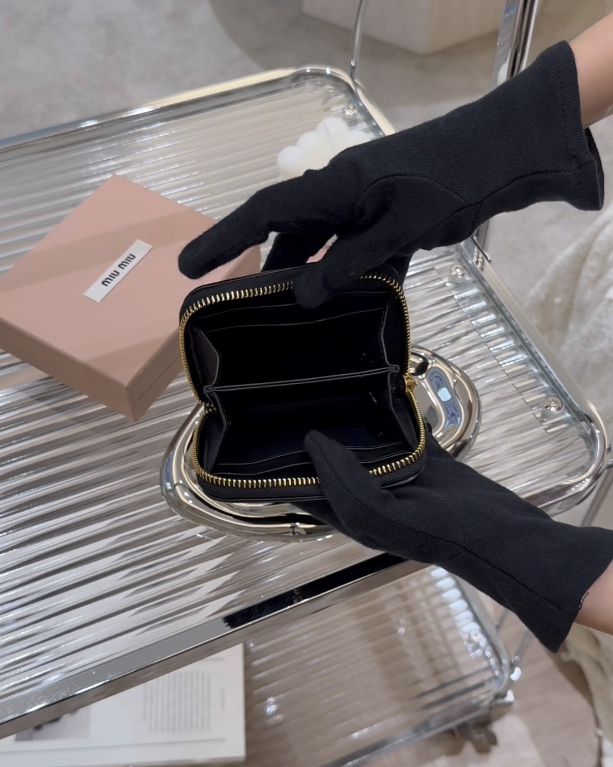 MIUMIU｜MATELASSÉ 納帕ㄇ字拉鍊零錢包 黑色