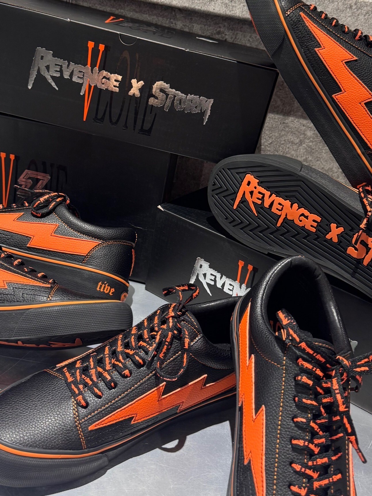VLONE x REVENGExSTORM 聯名限定 黑橘閃電鞋