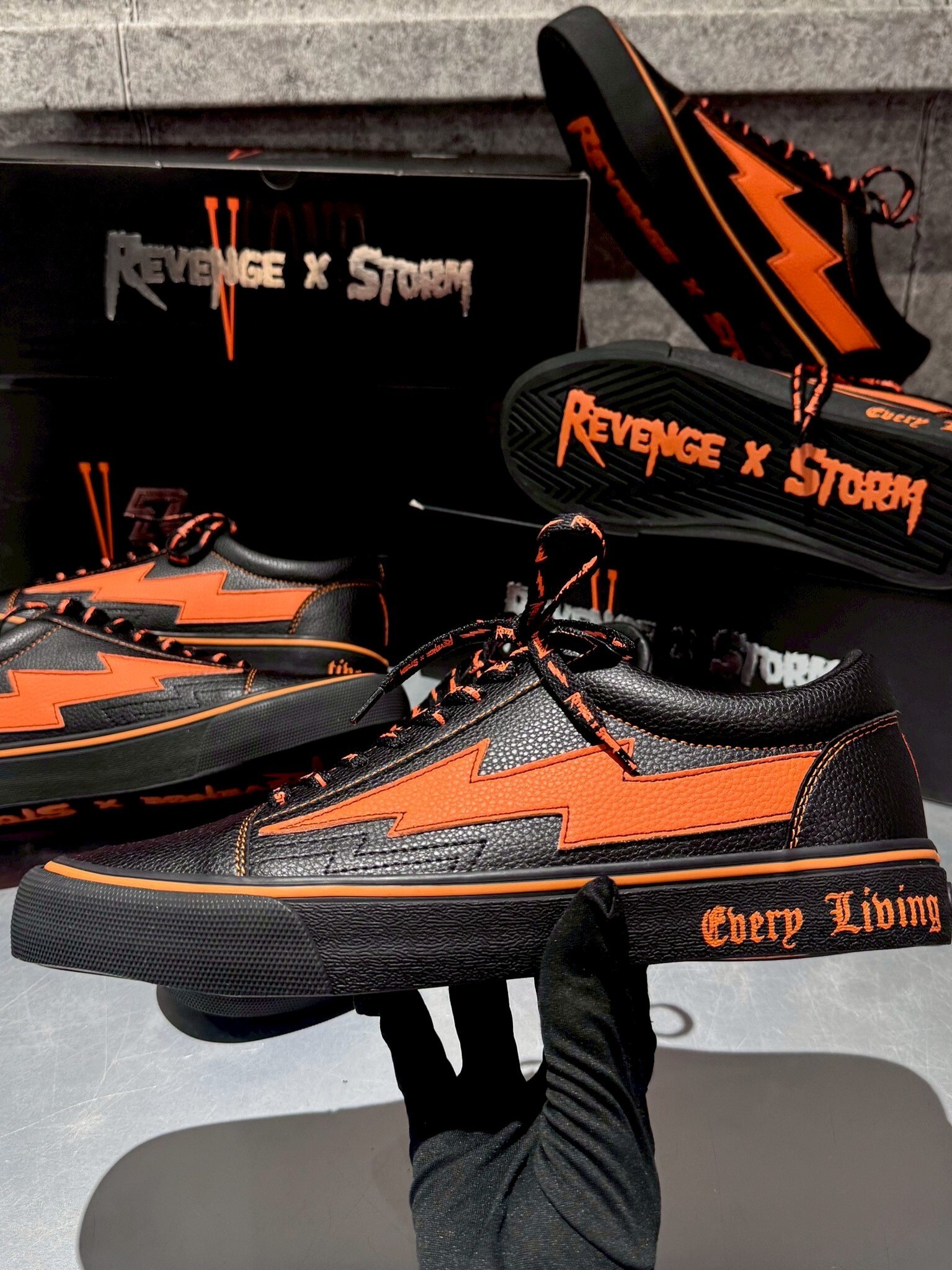 VLONE x REVENGExSTORM 聯名限定 黑橘閃電鞋