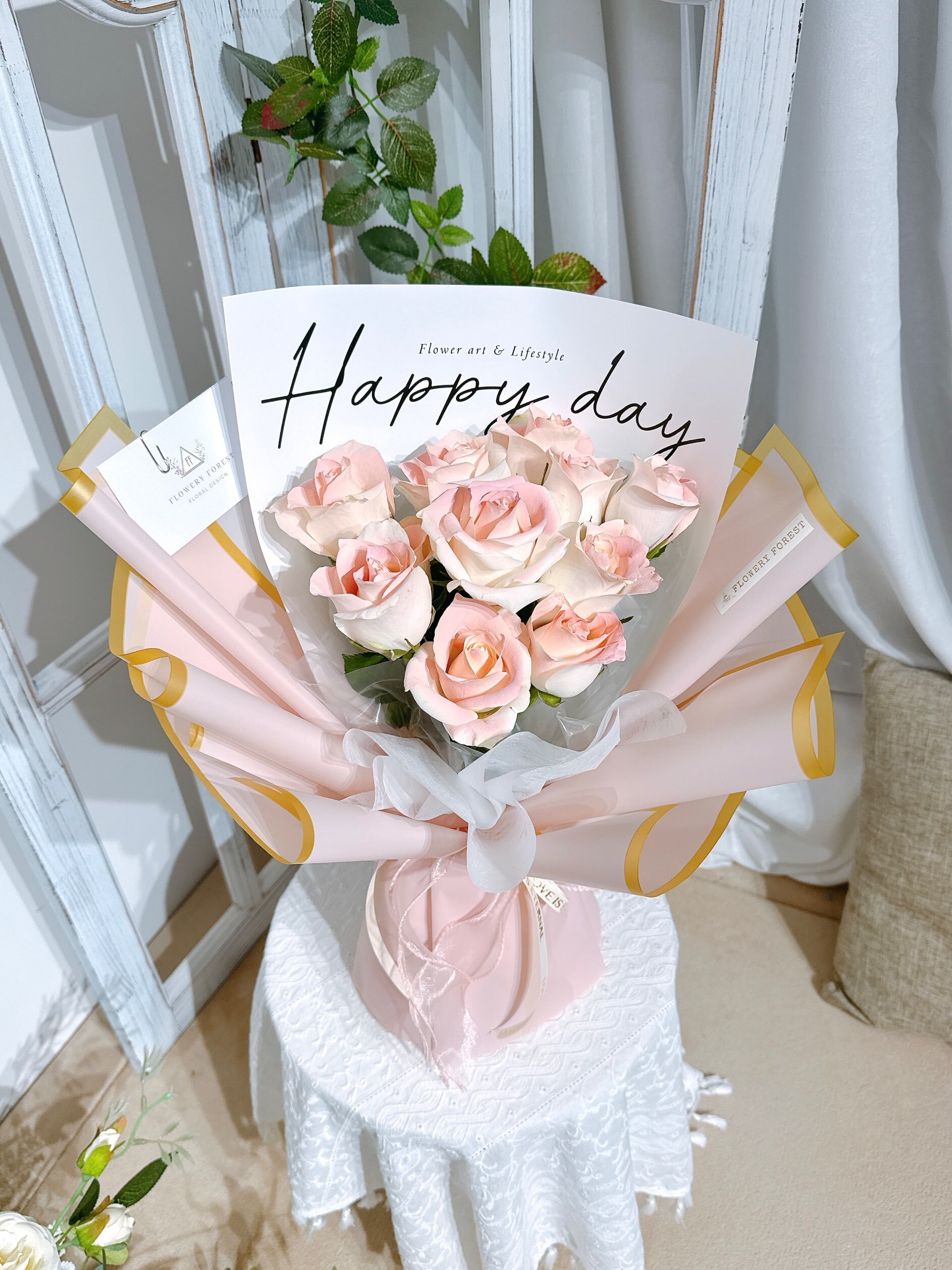 11枝草莓牛奶噴色玫瑰鮮花束