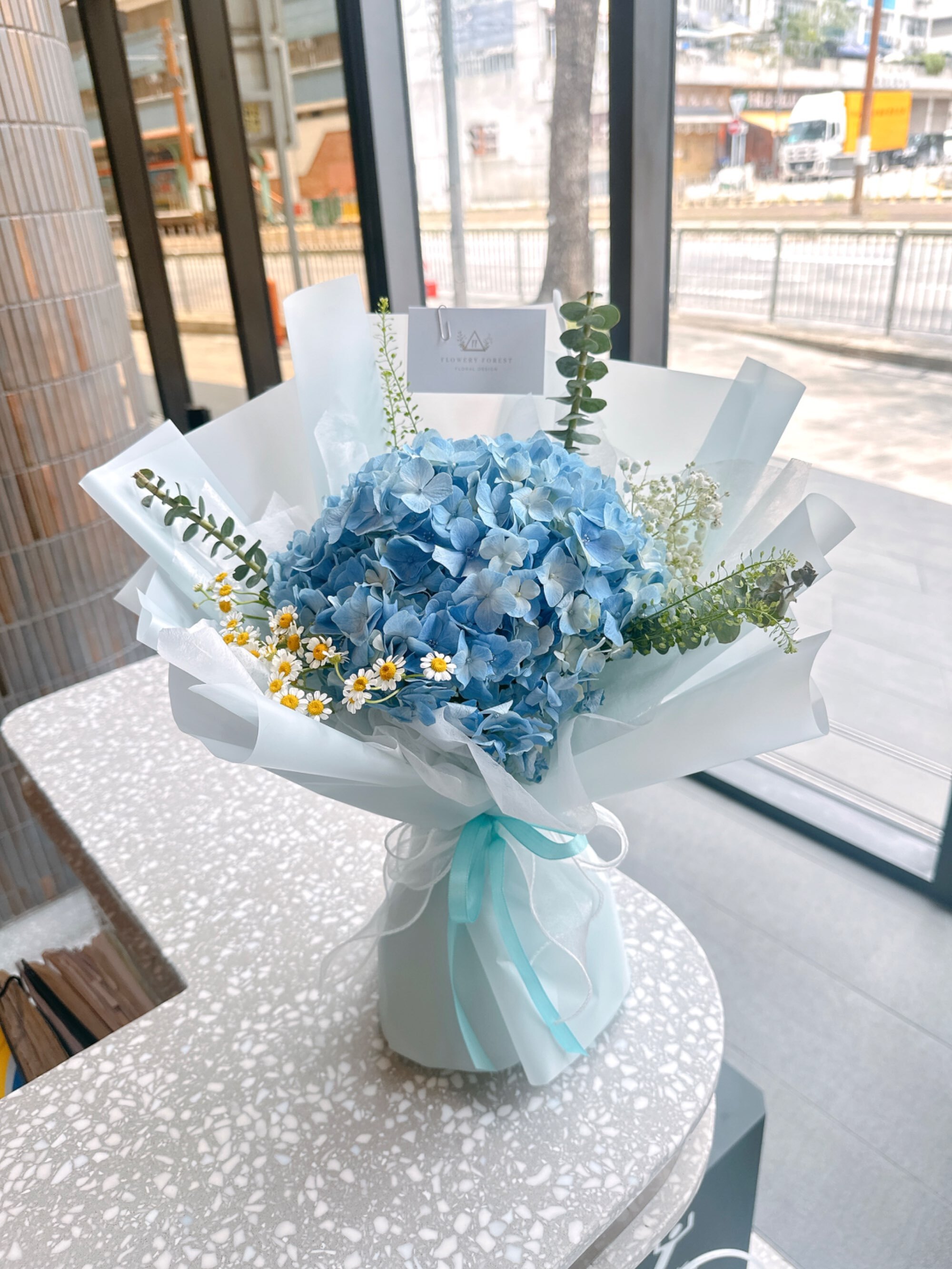 繡球花洋甘菊鮮花束