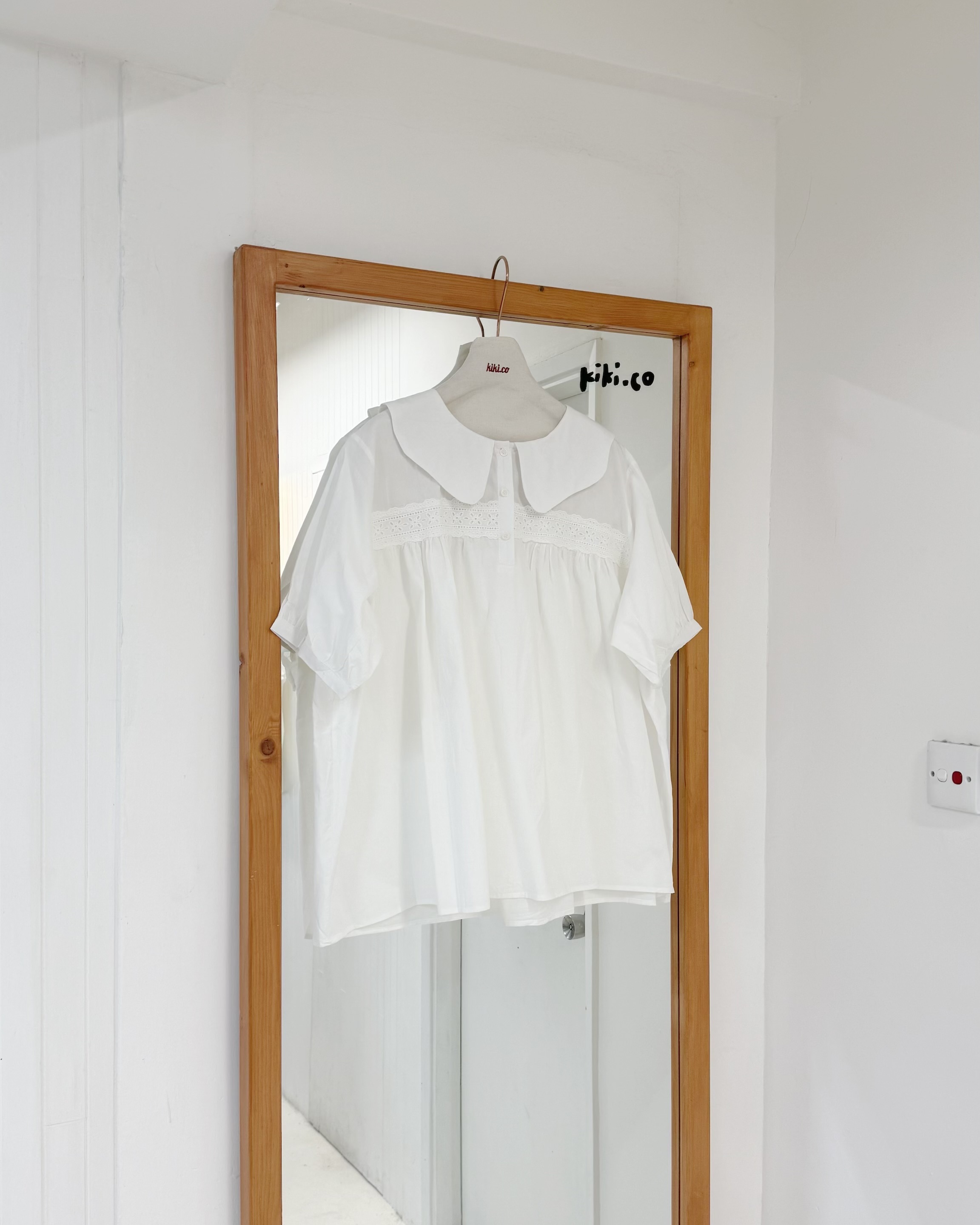 不規則大領刺繡花胸口寬版薄上衣