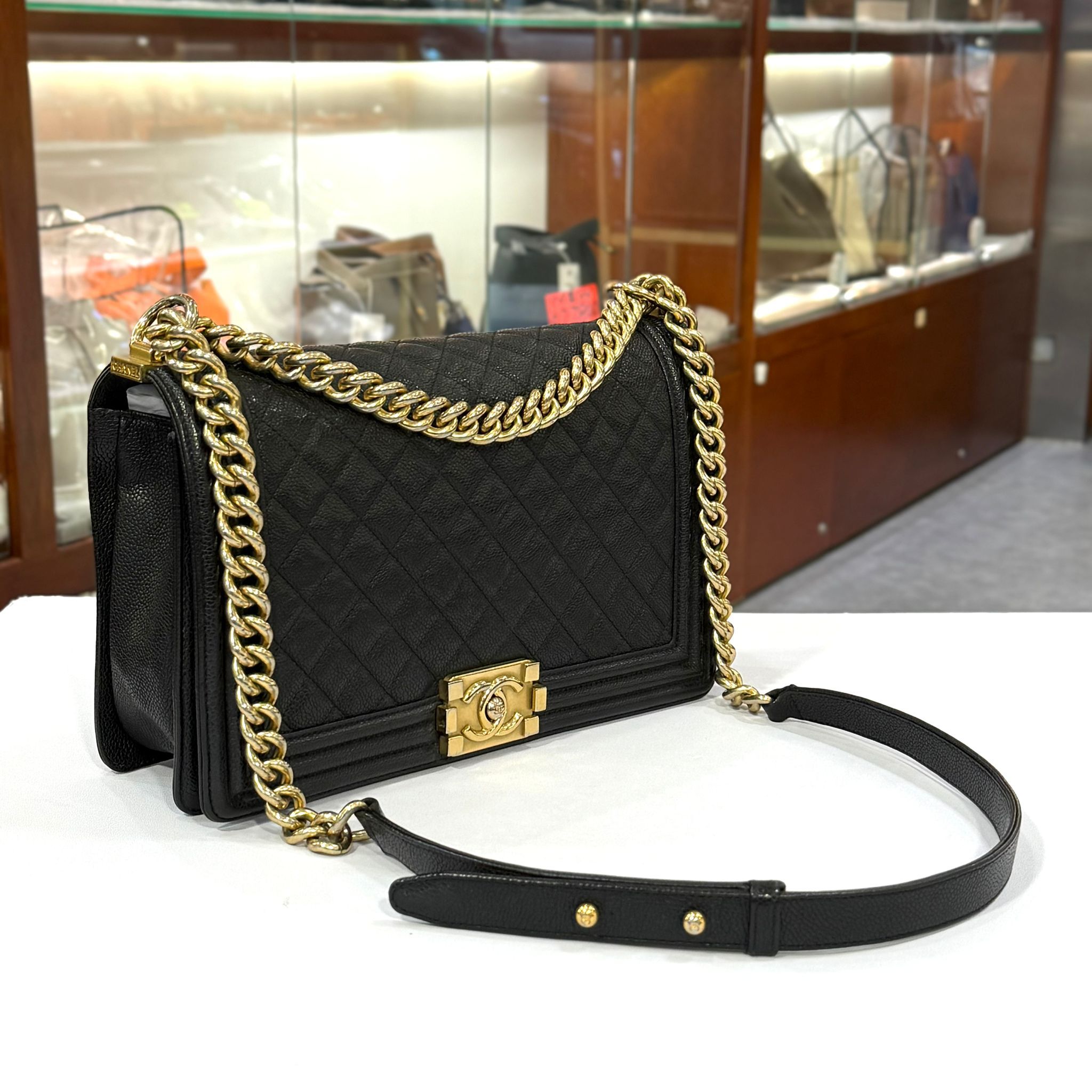 限時一週!!! 95%NEW二手CHANEL BOY 28 A92193 黑色荔枝皮/金扣 #香榭站正品