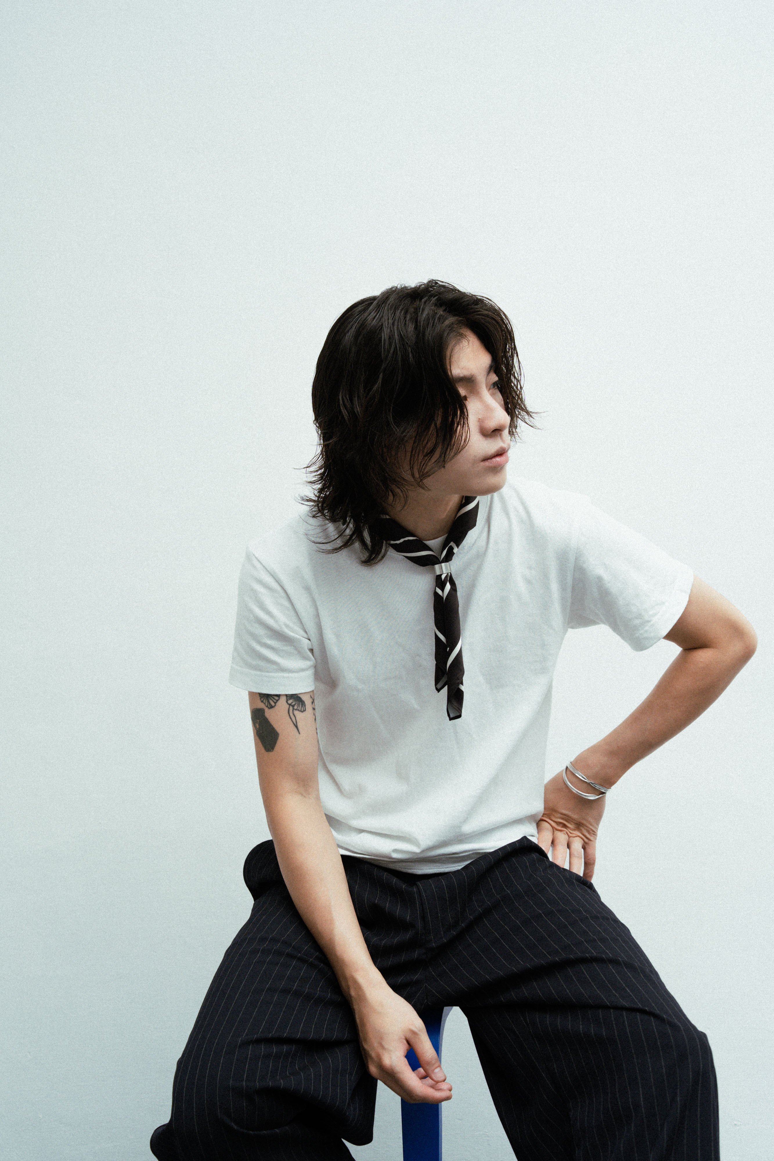 【BLUZ】綢緞線條彩幻絲巾 領巾 腰巾｜黑白