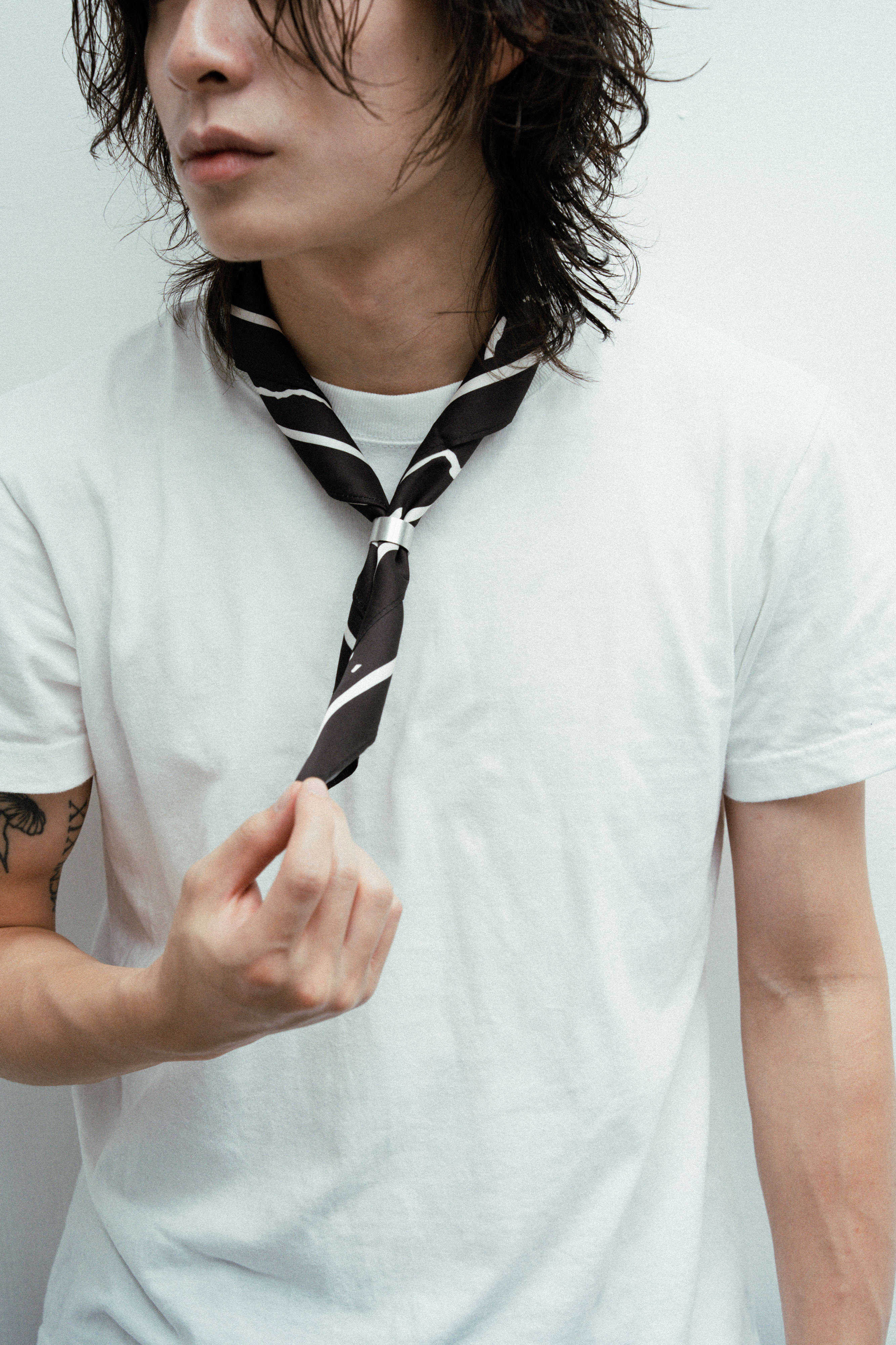 【BLUZ】綢緞線條彩幻絲巾 領巾 腰巾｜黑白