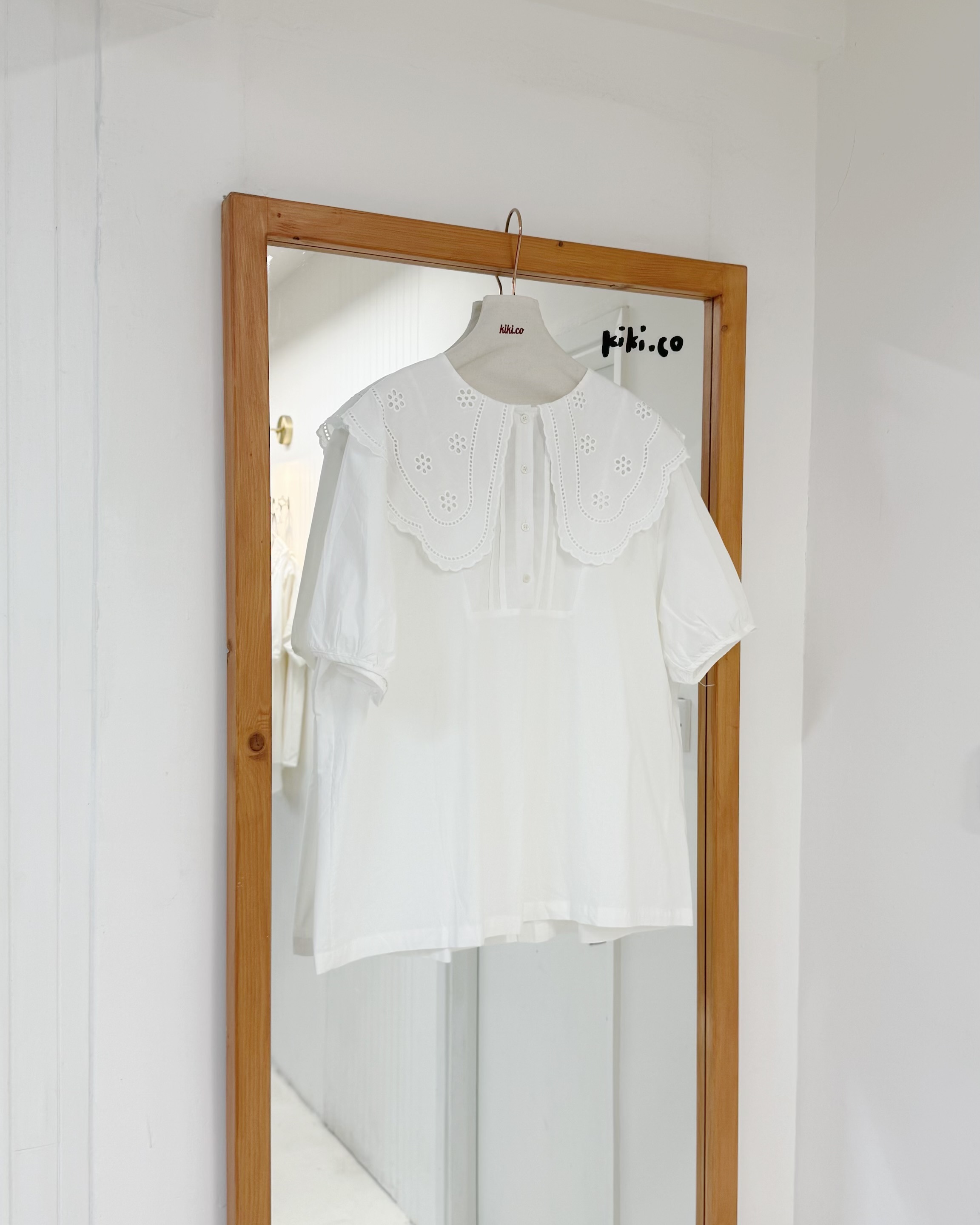 大波浪刺繡圓花寬版薄上衣