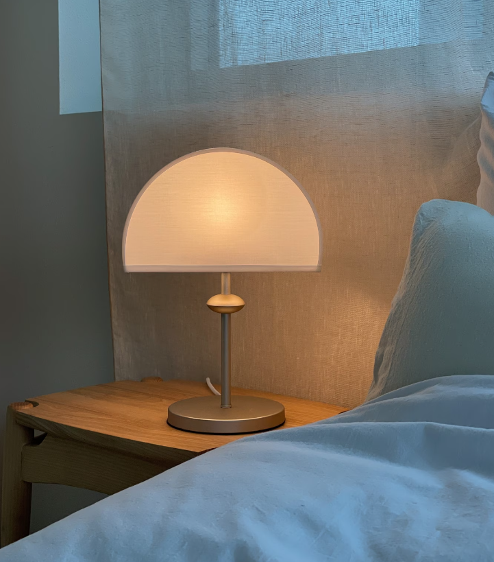 L004 - 韓國製半月形座枱燈