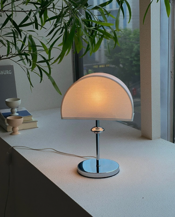 L004 - 韓國製半月形座枱燈