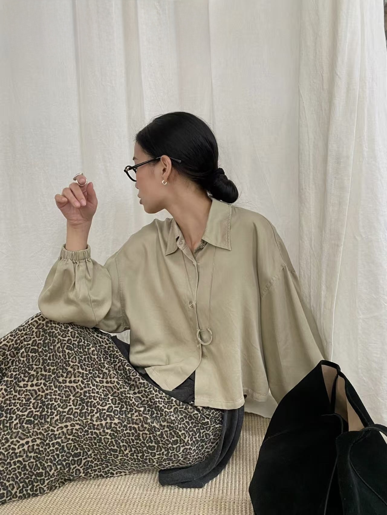 571 高級感天絲短版襯衫