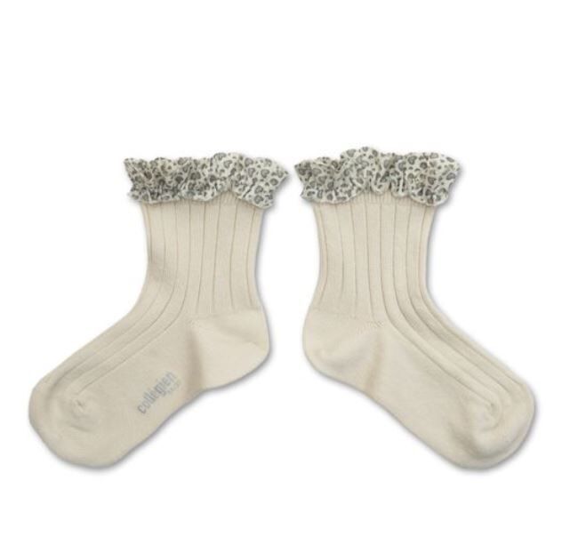 COLLEGIEN 豹紋愛心荷葉邊羅紋短襪 Léa-Doux Agneaux米白