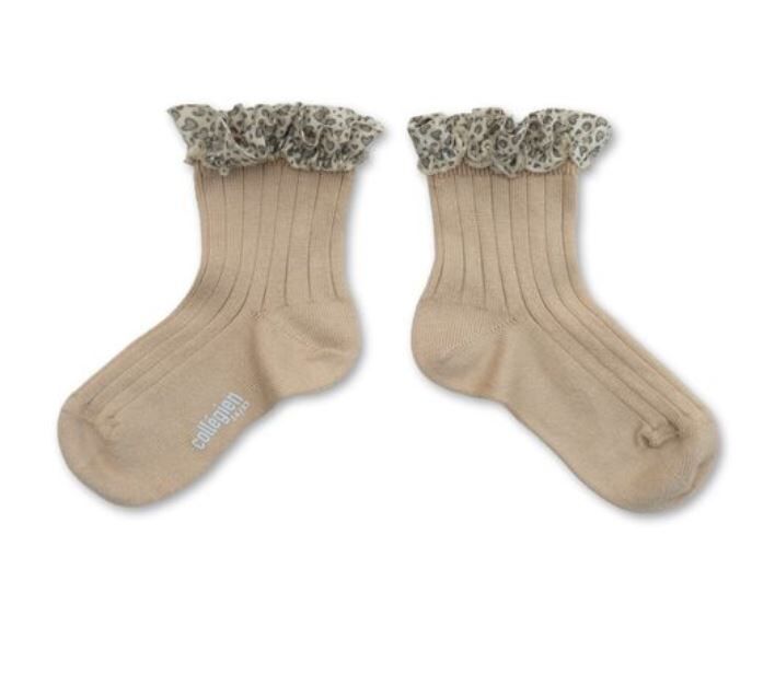 COLLEGIEN 豹紋愛心荷葉邊羅紋短襪 Léa-Sable沙色