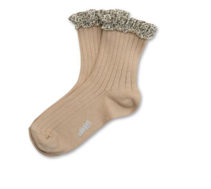 COLLEGIEN 豹紋愛心荷葉邊羅紋短襪 Léa-Sable沙色