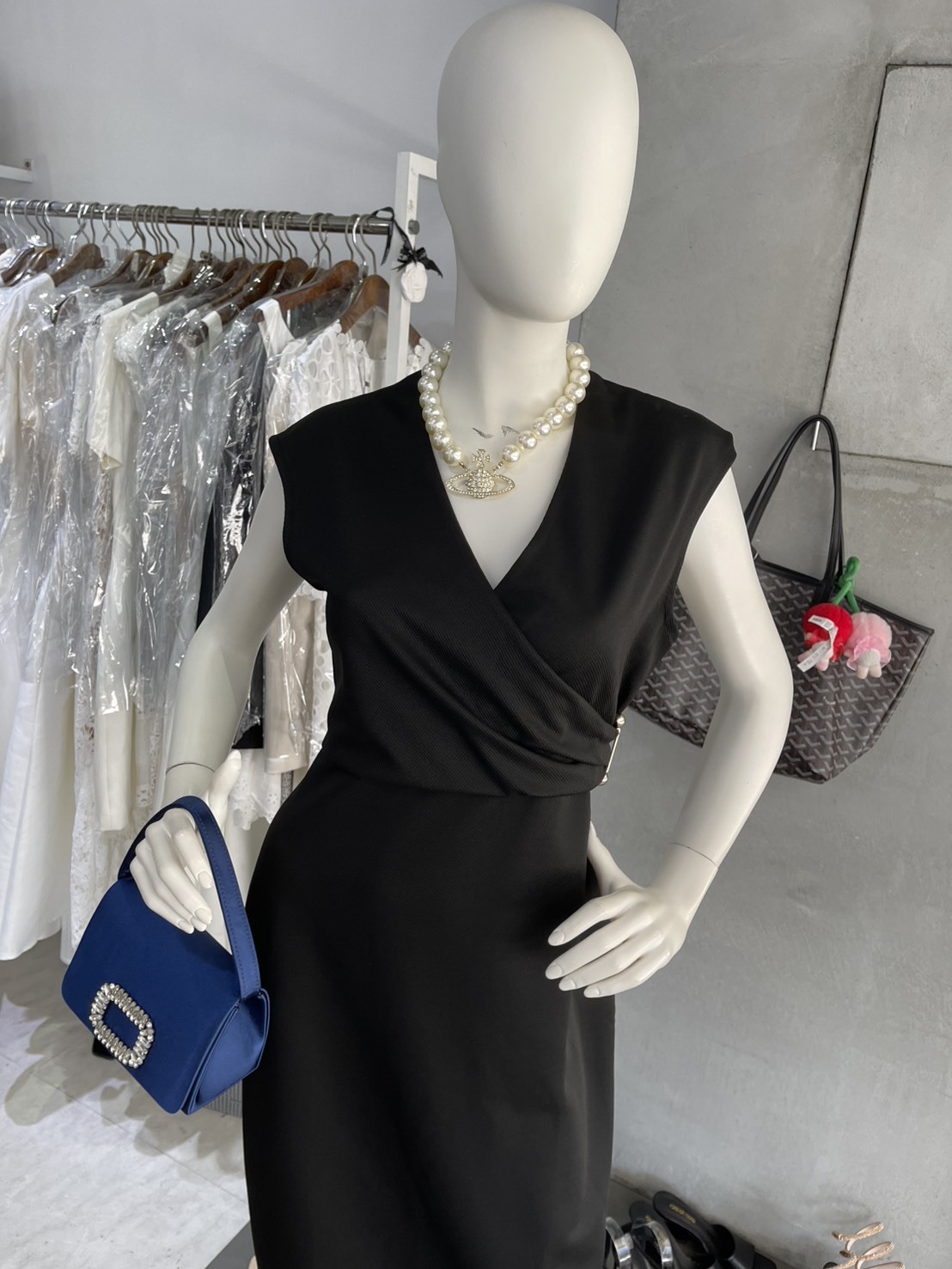 扭轉收腰 別針裝飾V領長洋裝(黑/白)