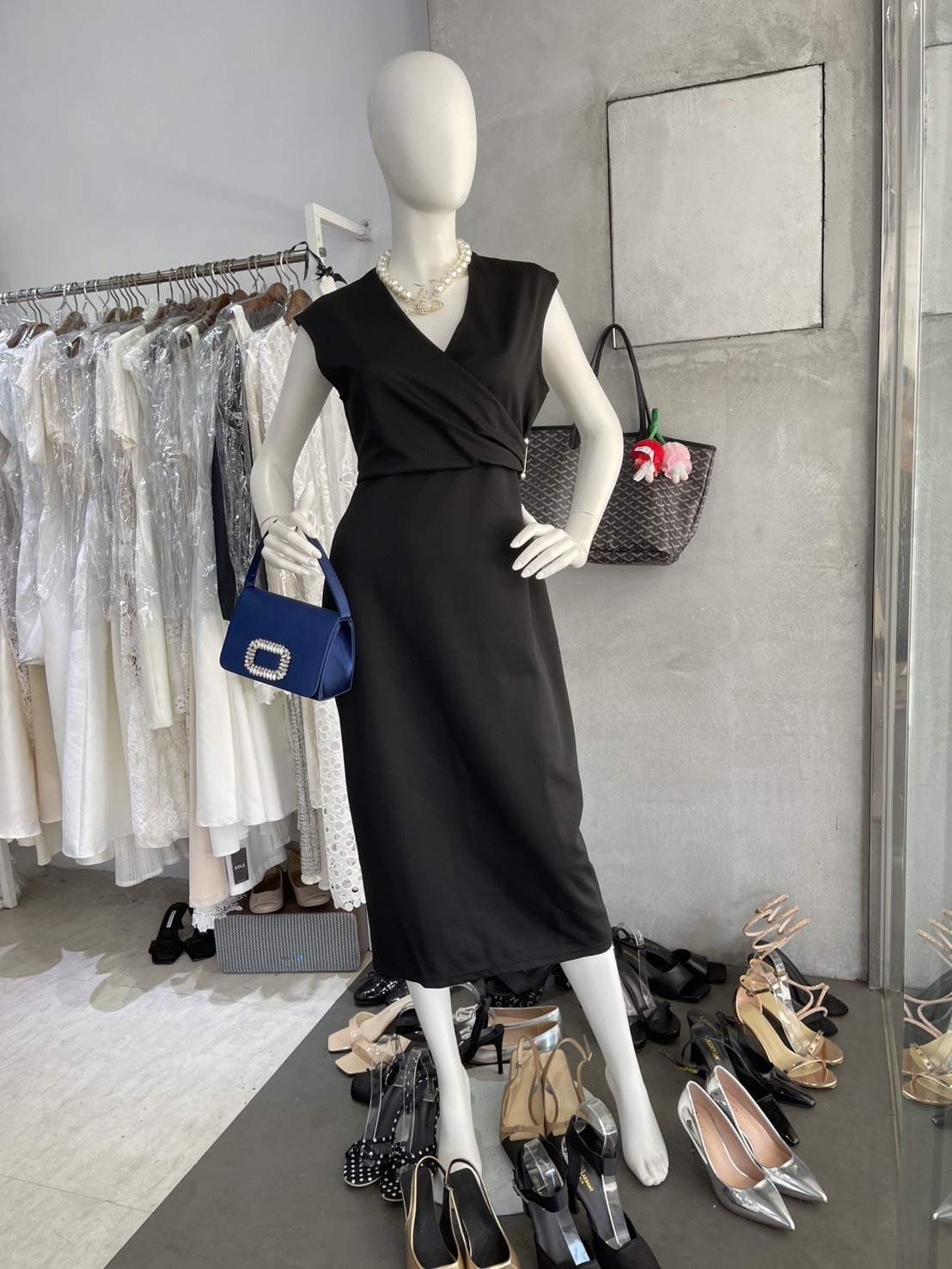 扭轉收腰 別針裝飾V領長洋裝(黑/白)