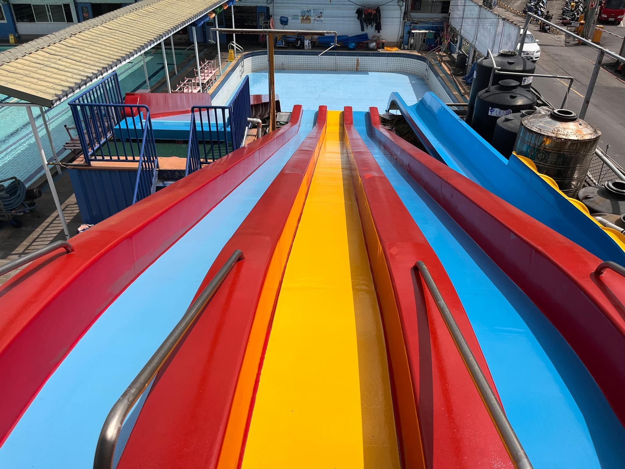 水藍天游泳超長滑水道