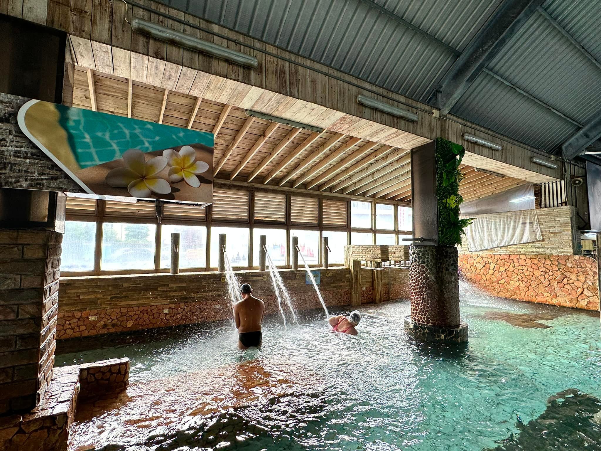 泳客使用水療按摩設備放鬆肌肉