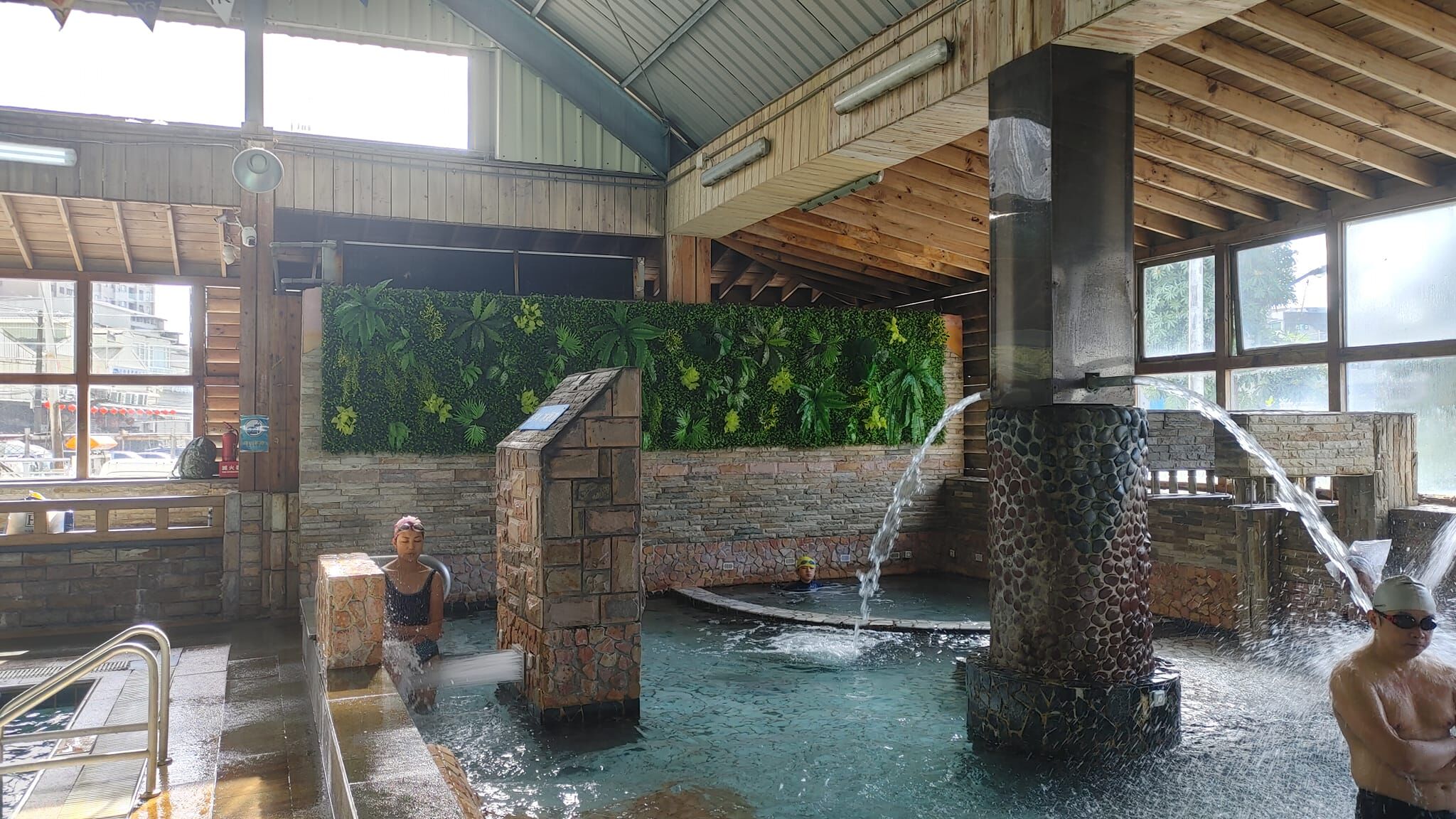 中和水藍天游泳館舒壓SPA池