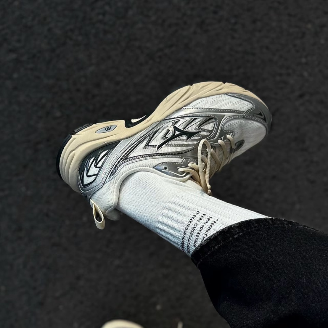 Mizuno 美津濃 FIYI V2 液態銀 金屬 未來感 科技 銀黑白 奶油底 復古休閒鞋 D1GH241511