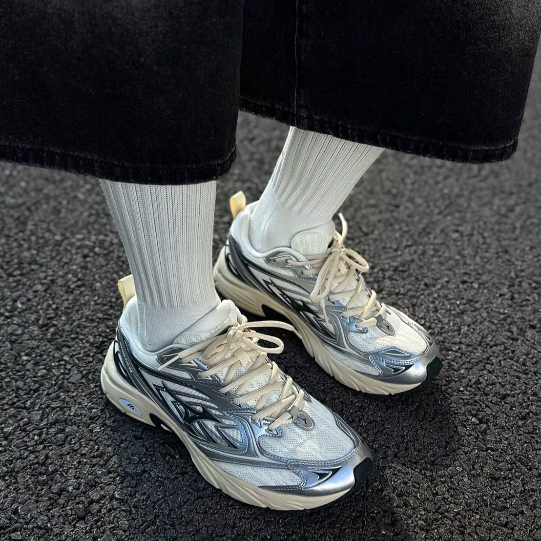 Mizuno 美津濃 FIYI V2 液態銀 金屬 未來感 科技 銀黑白 奶油底 復古休閒鞋 D1GH241511