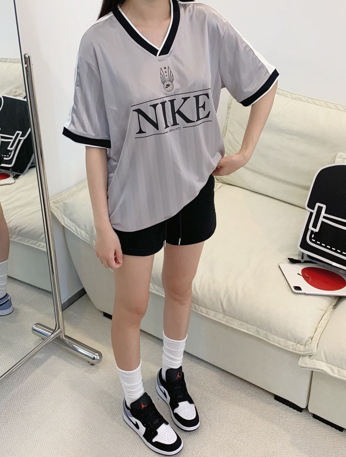 女款 NIKE NSW 白粉 灰 寬鬆 V領 球衣 足球 美式 運動 休閒 短T【IH8505】