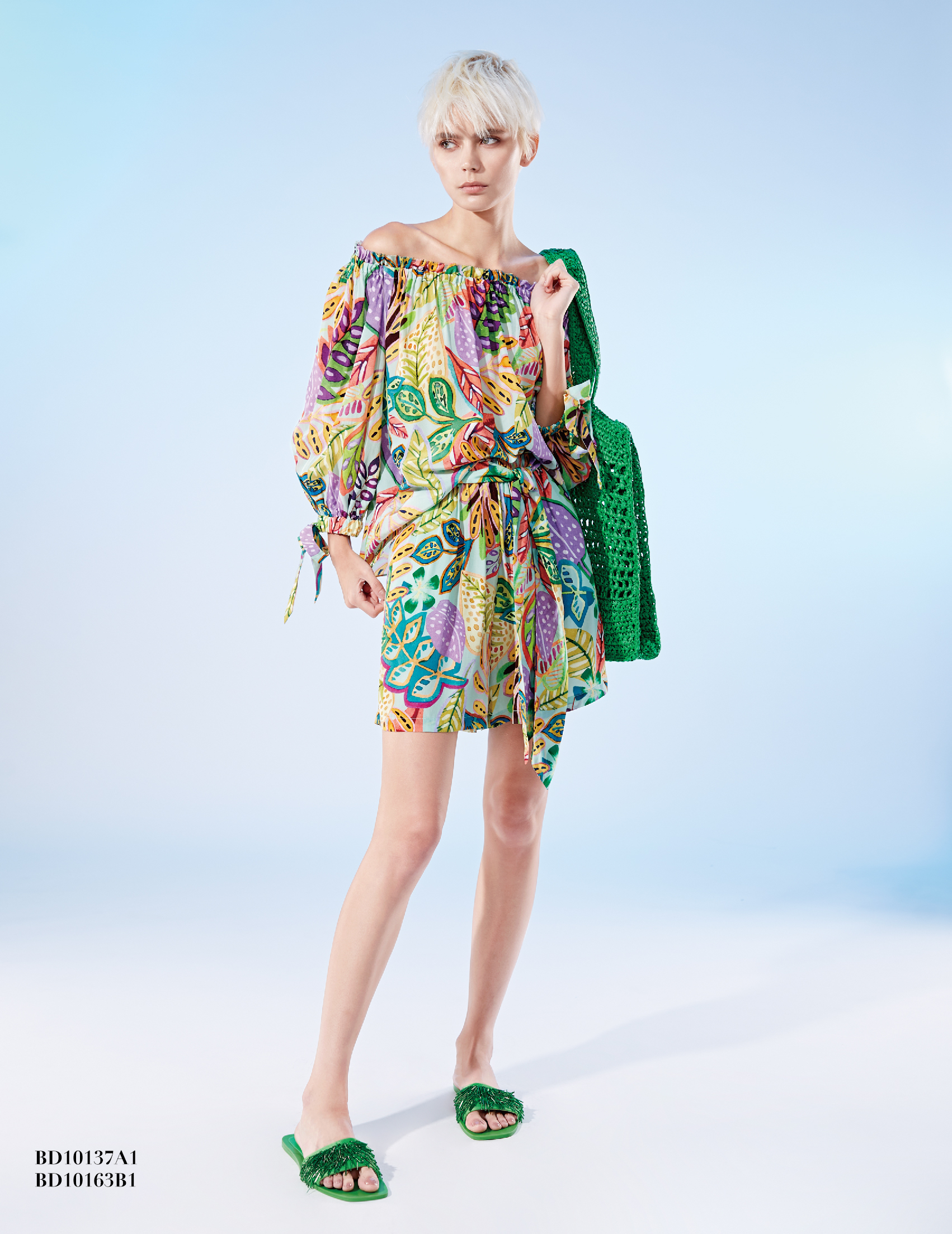 BD10137A1 新藝術花園奇幻彩葉大圓領泡秀女衫 (可拉一字領)