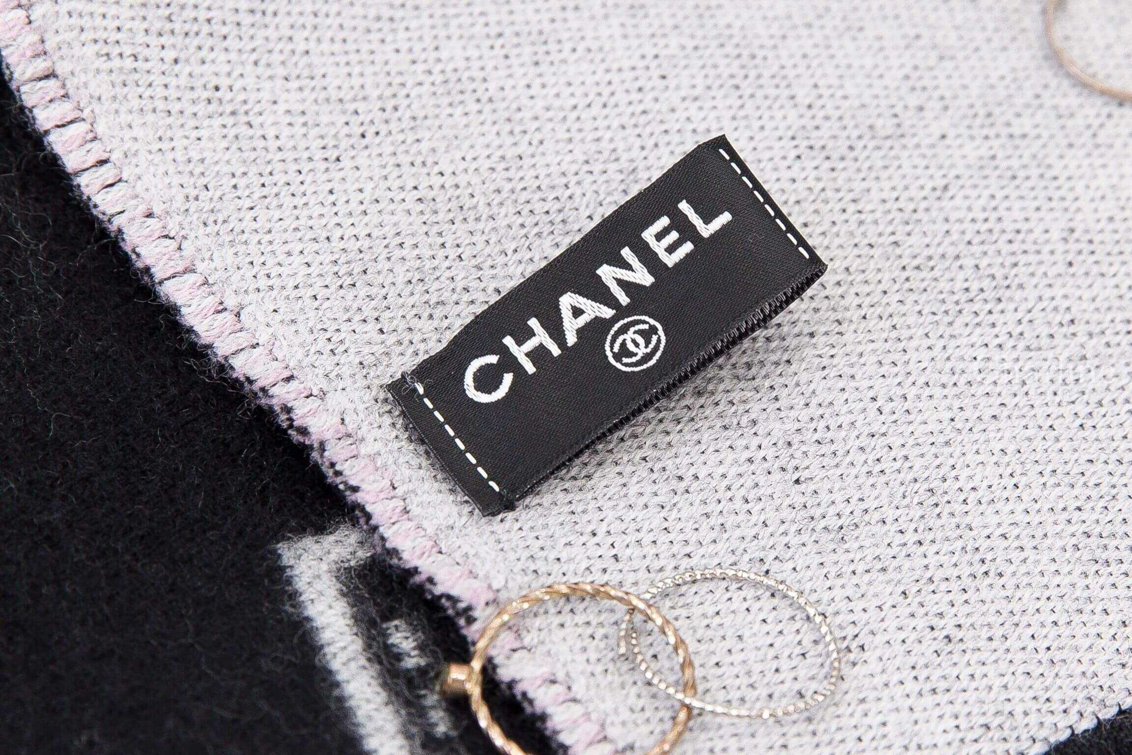 Chanel Scarf 黑底白粉色滿版Chanel元素流蘇羊毛混絲圍巾-Charline Boutique 精品代購