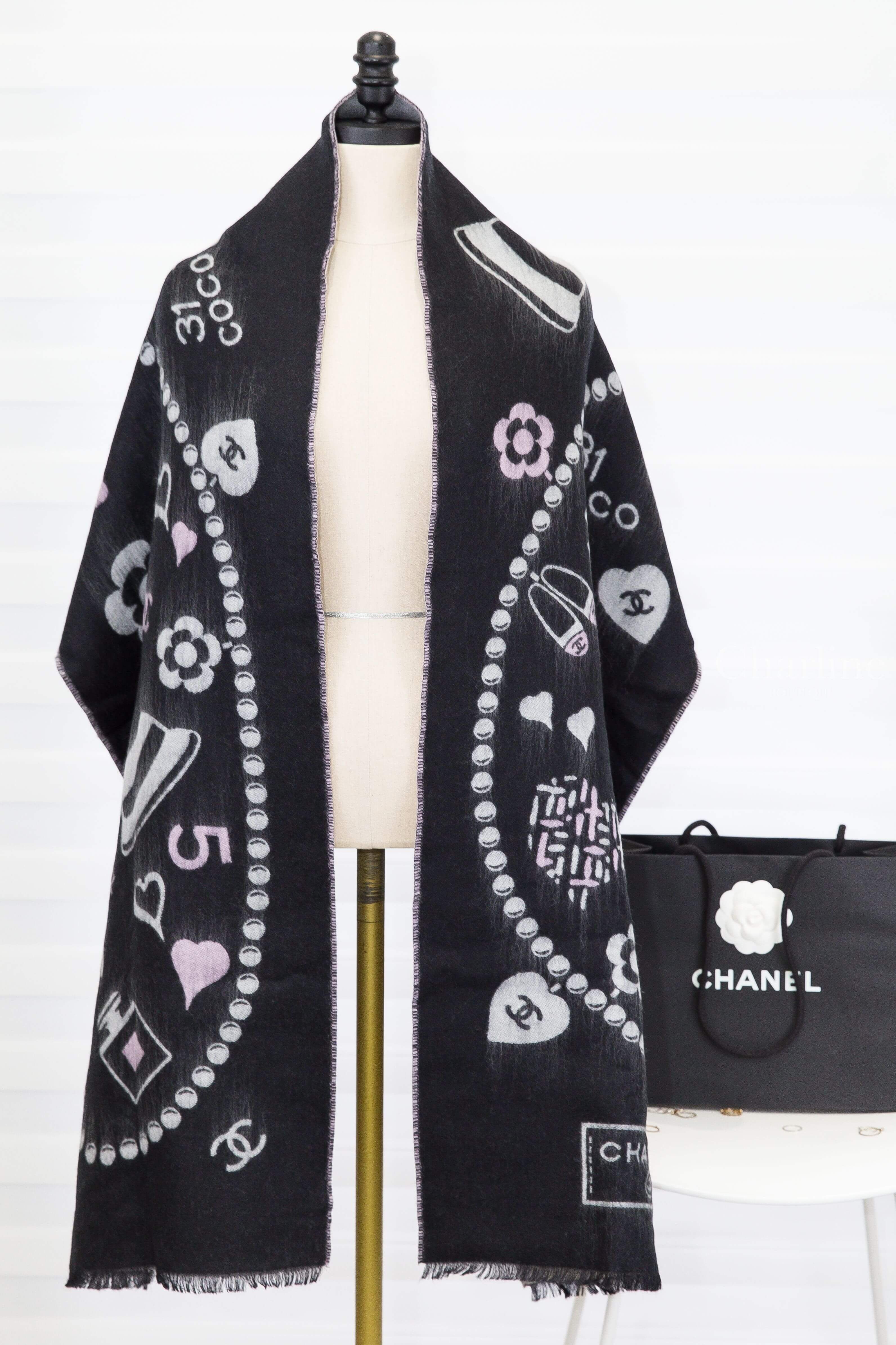 Chanel Scarf 黑底白粉色滿版Chanel元素流蘇羊毛混絲圍巾-Charline Boutique 精品代購