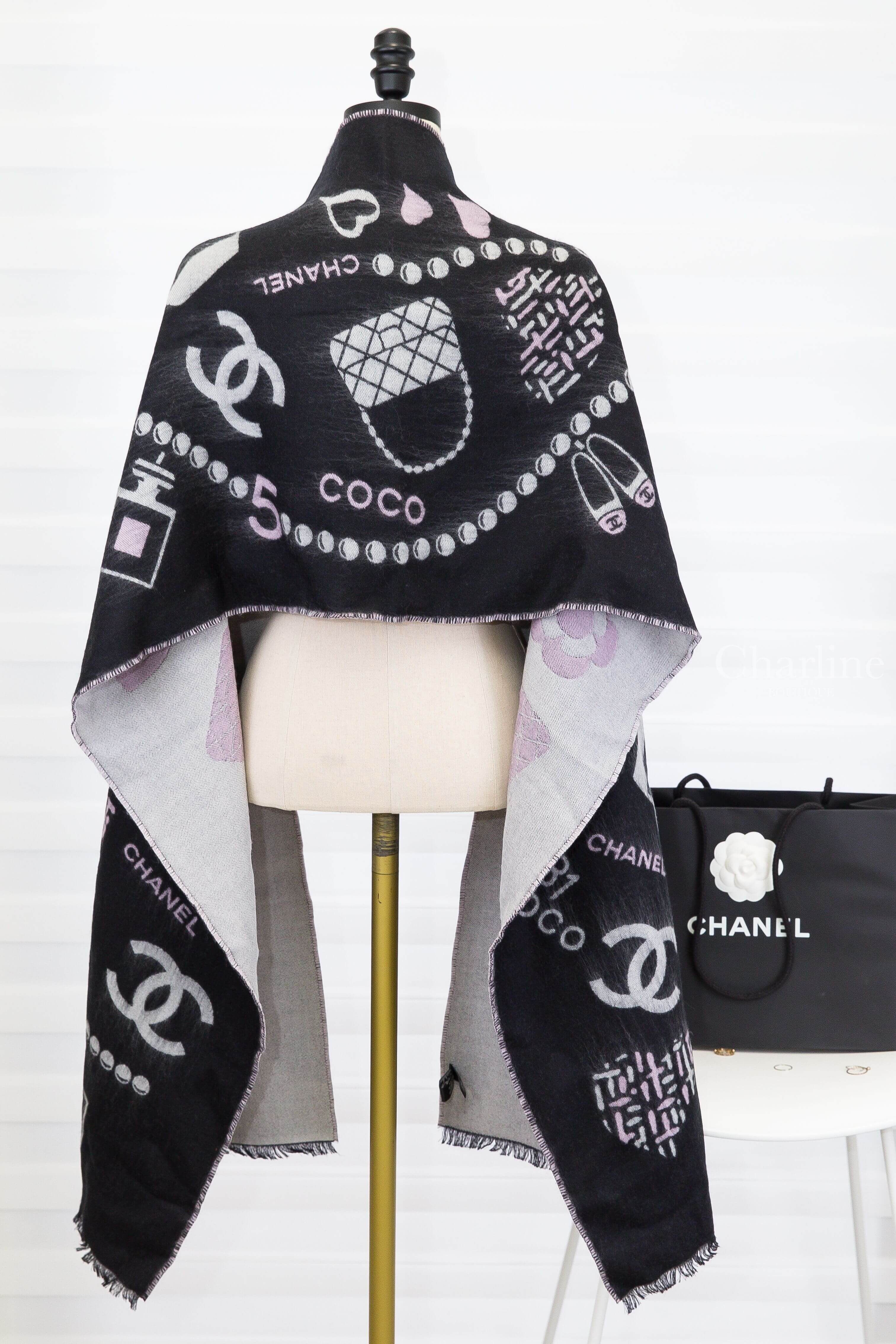 Chanel Scarf 黑底白粉色滿版Chanel元素流蘇羊毛混絲圍巾-Charline Boutique 精品代購