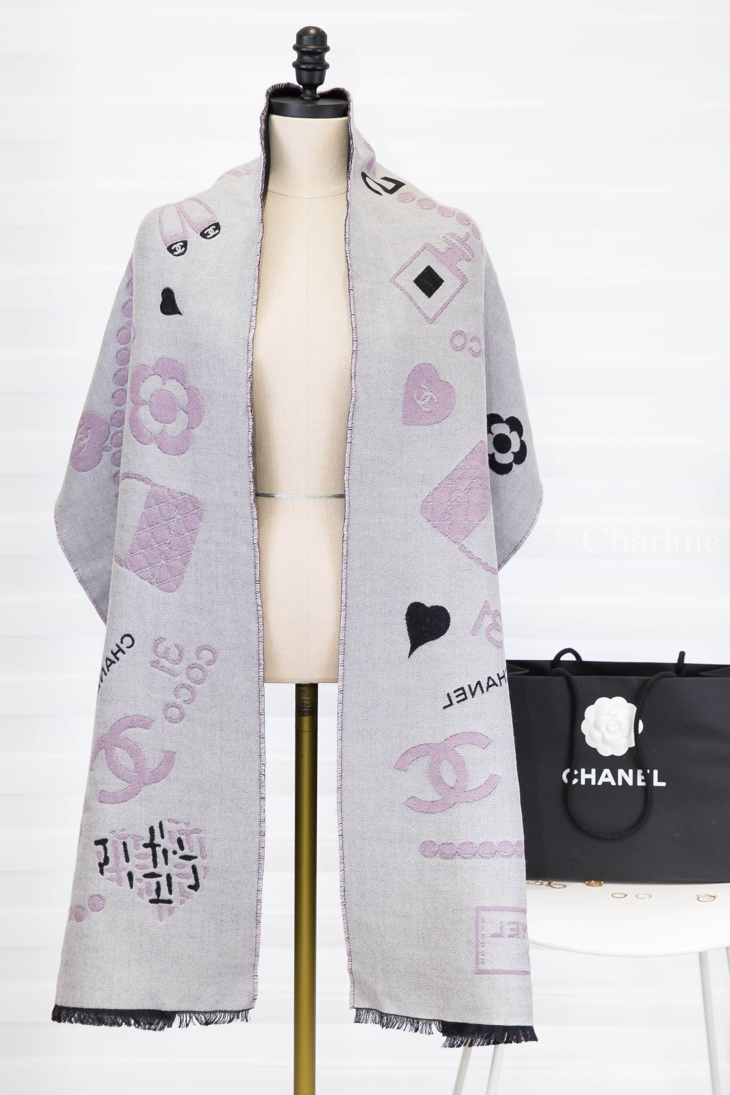 Chanel Scarf 黑底白粉色滿版Chanel元素流蘇羊毛混絲圍巾-Charline Boutique 精品代購