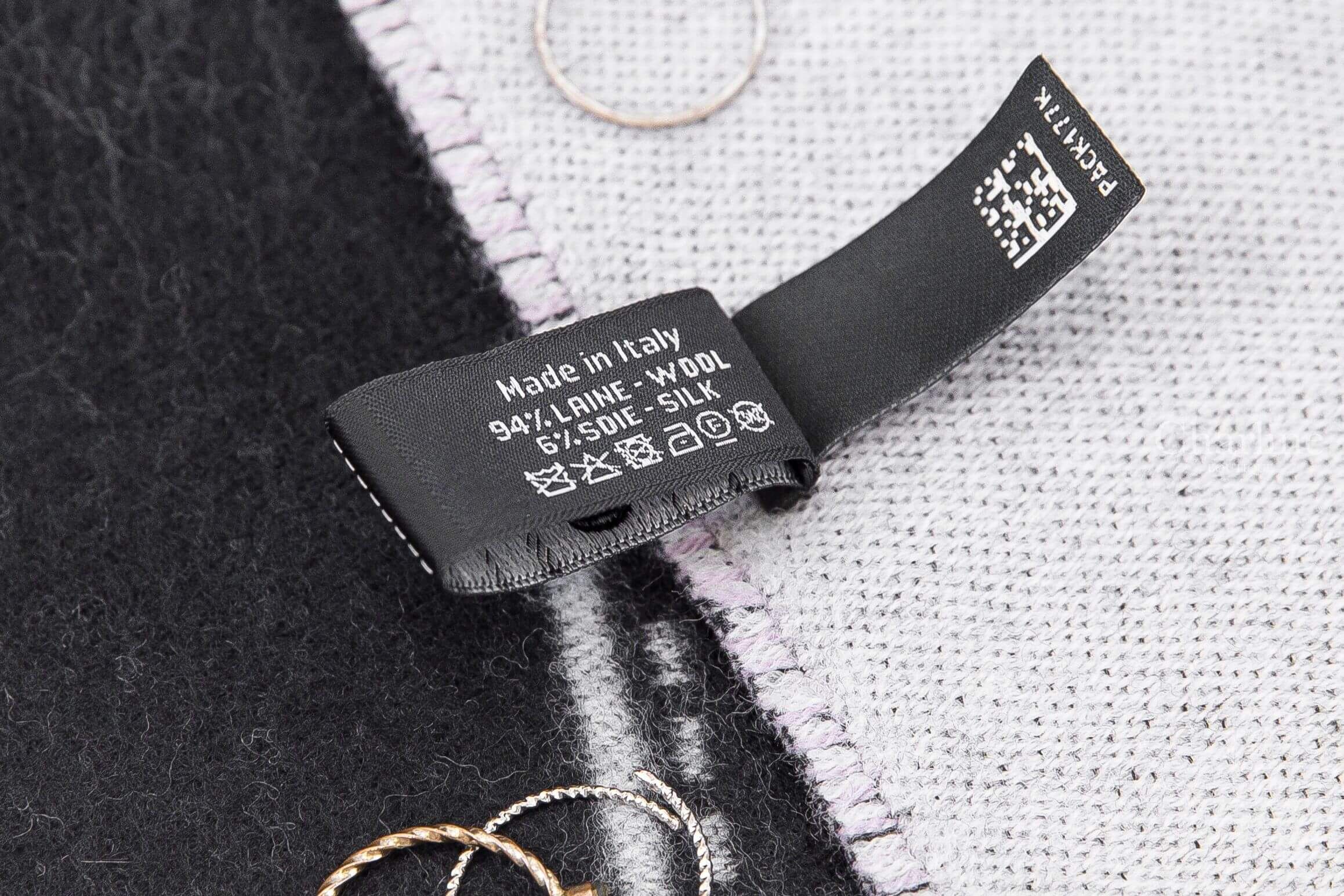 Chanel Scarf 黑底白粉色滿版Chanel元素流蘇羊毛混絲圍巾-Charline Boutique 精品代購