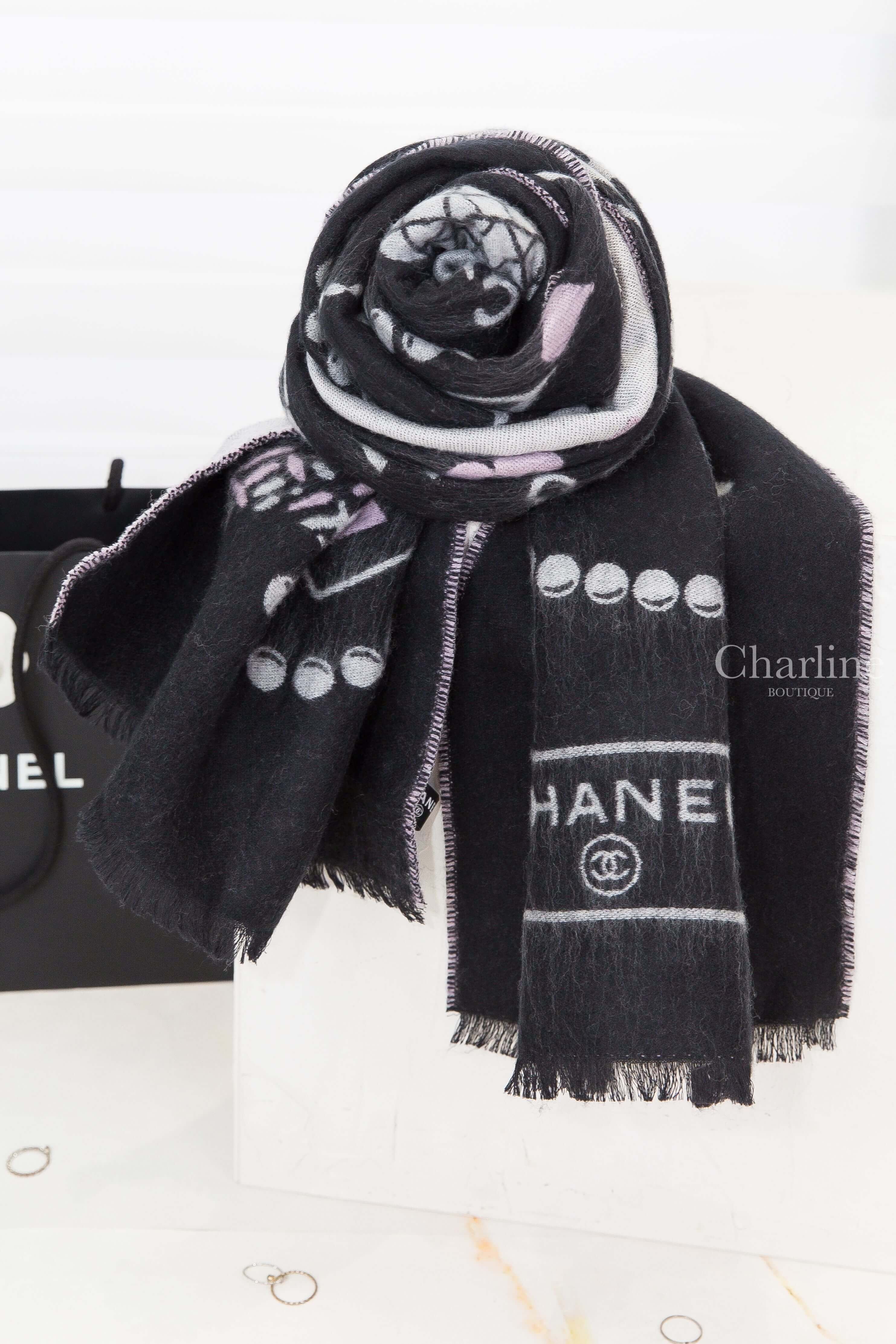 Chanel Scarf 黑底白粉色滿版Chanel元素流蘇羊毛混絲圍巾