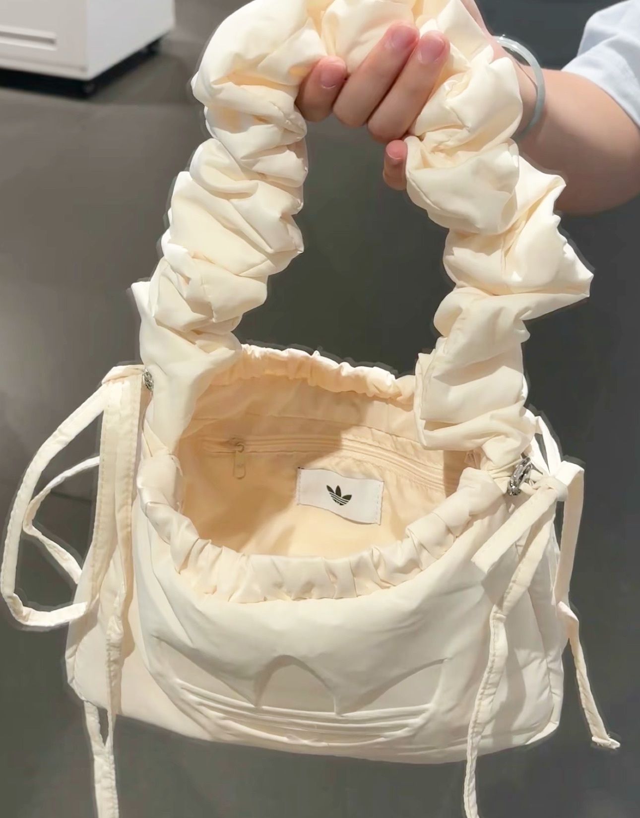 Adidas Originals RUFFLE Bag 奶白色 三葉草 雲朵包 尼龍材質